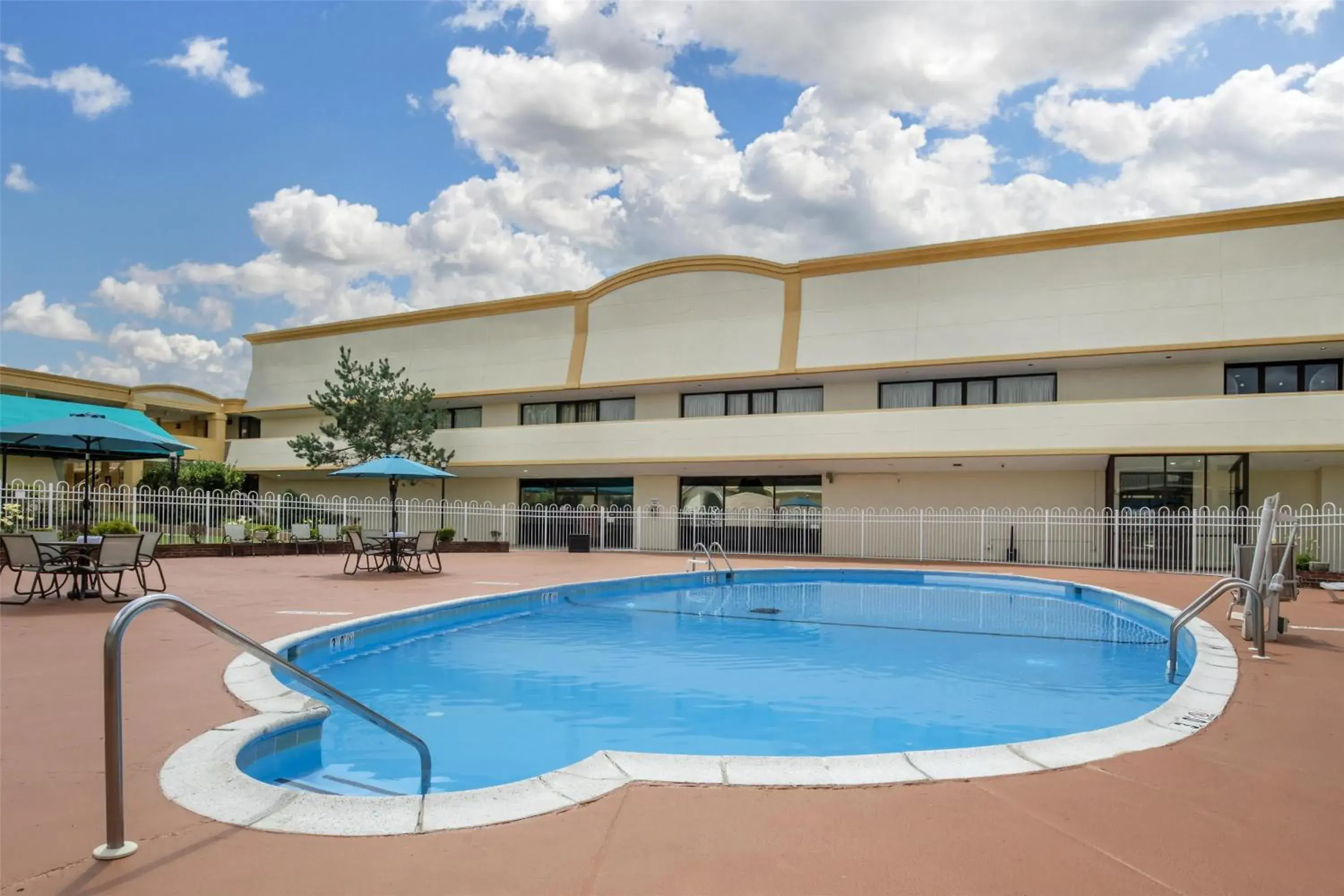 Pool view in Best Western Battlefield Inn Pool view in Best Western Battlefield Inn