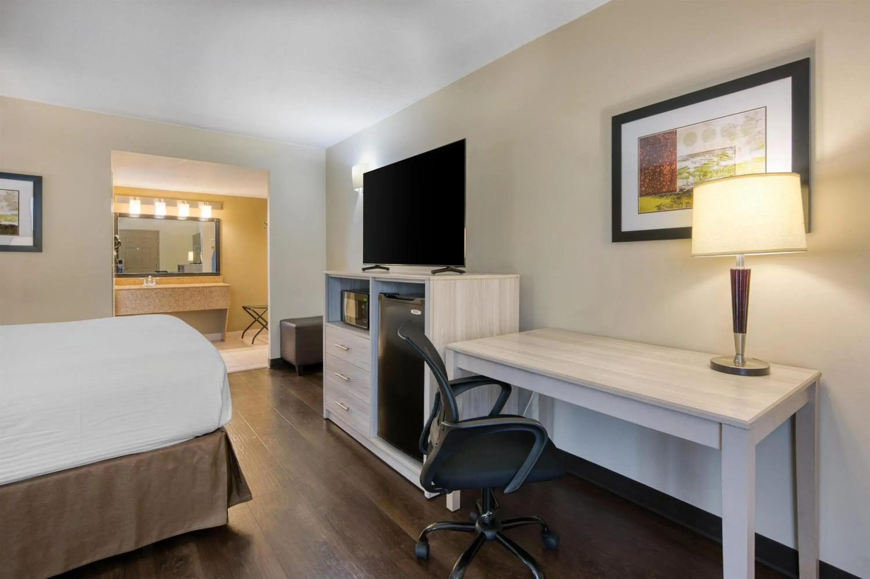 Bedroom, Bed in Best Western Battlefield Inn Bedroom, Bed in Best Western Battlefield Inn