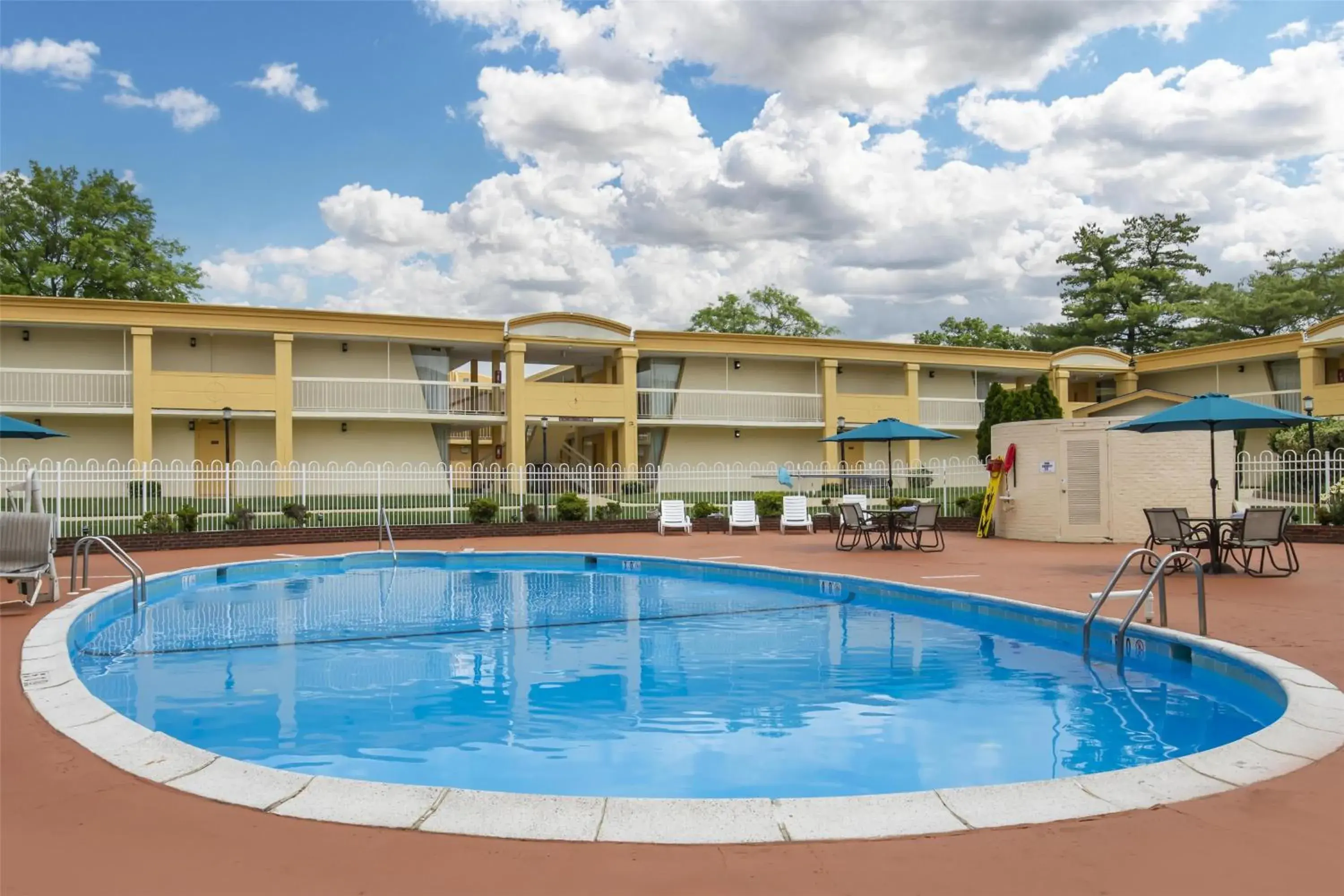 Pool view in Best Western Battlefield Inn Pool view in Best Western Battlefield Inn