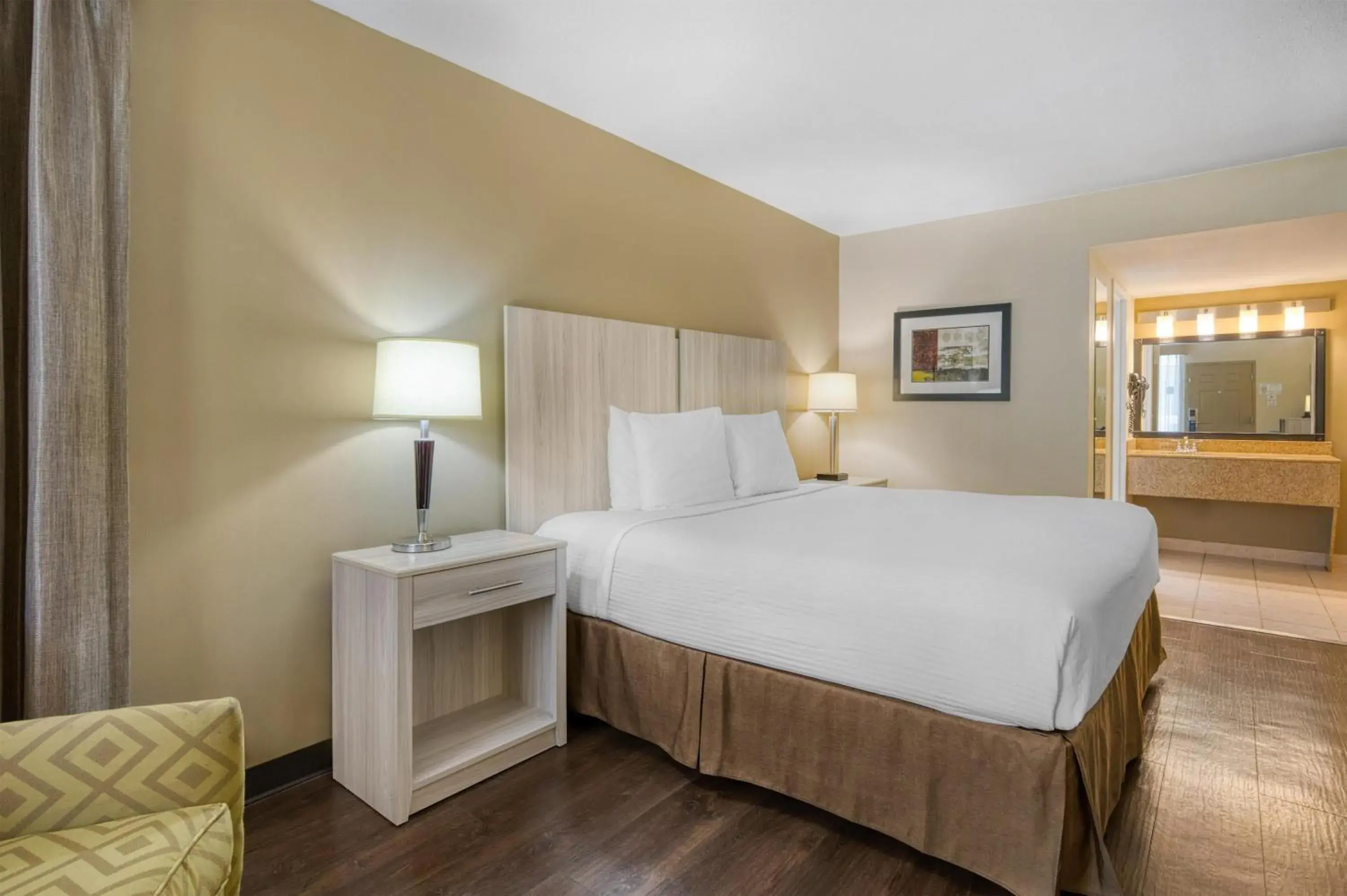 Bedroom, Bed in Best Western Battlefield Inn Bedroom, Bed in Best Western Battlefield Inn