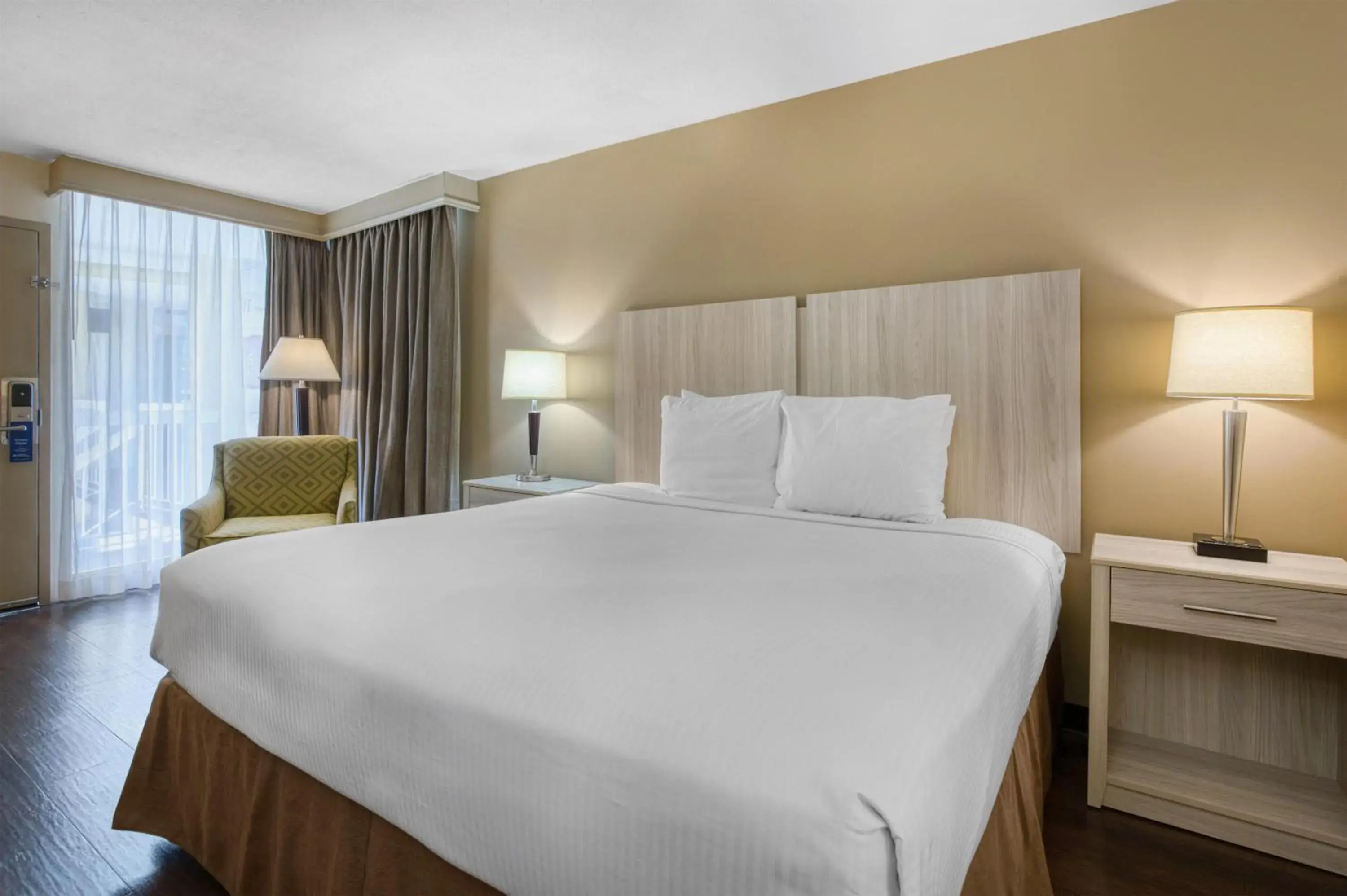 Bedroom, Bed in Best Western Battlefield Inn Bedroom, Bed in Best Western Battlefield Inn