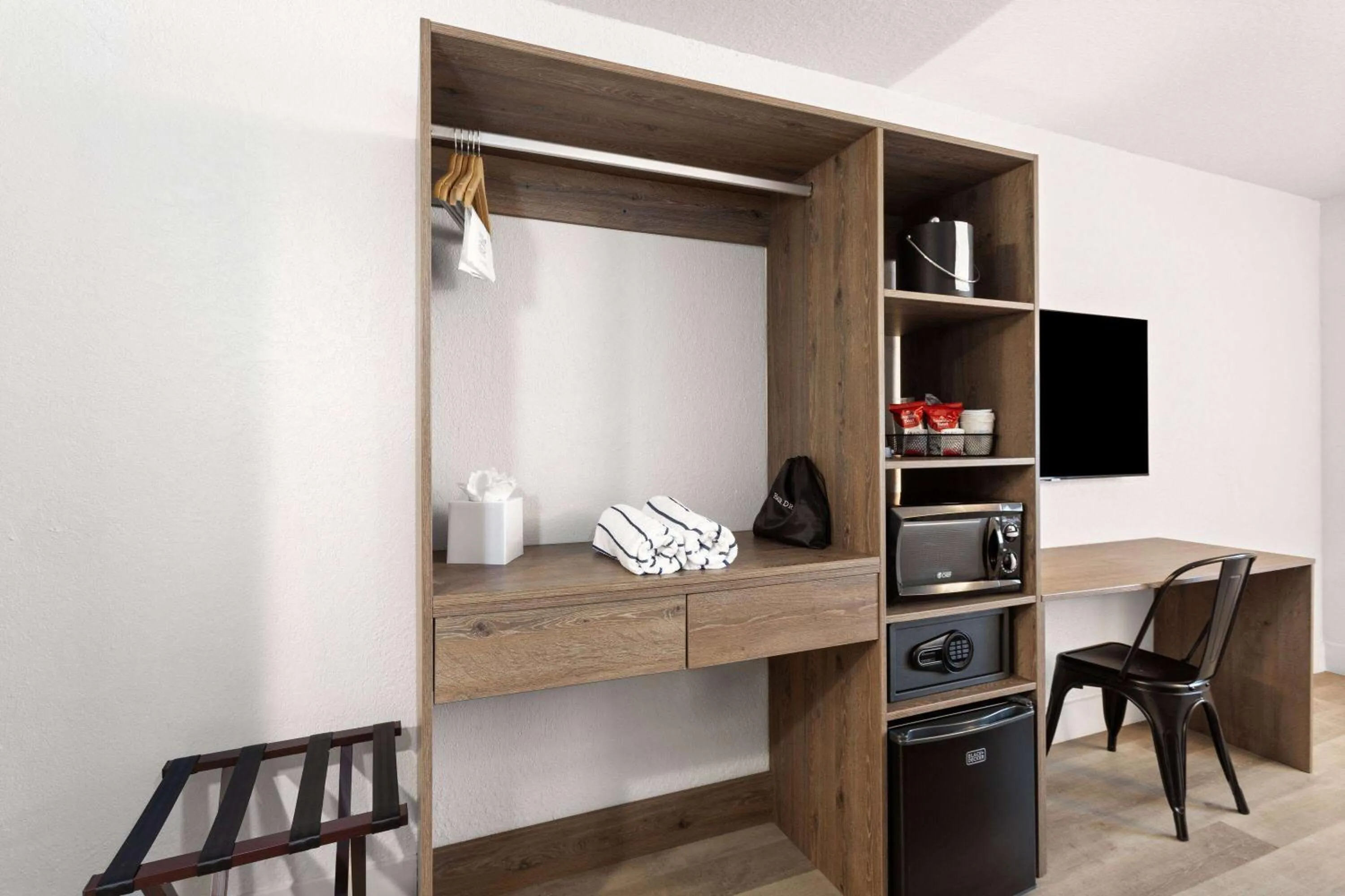 Photo of the whole room in Howard Johnson by Wyndham Orlando Lake Buena Vista South