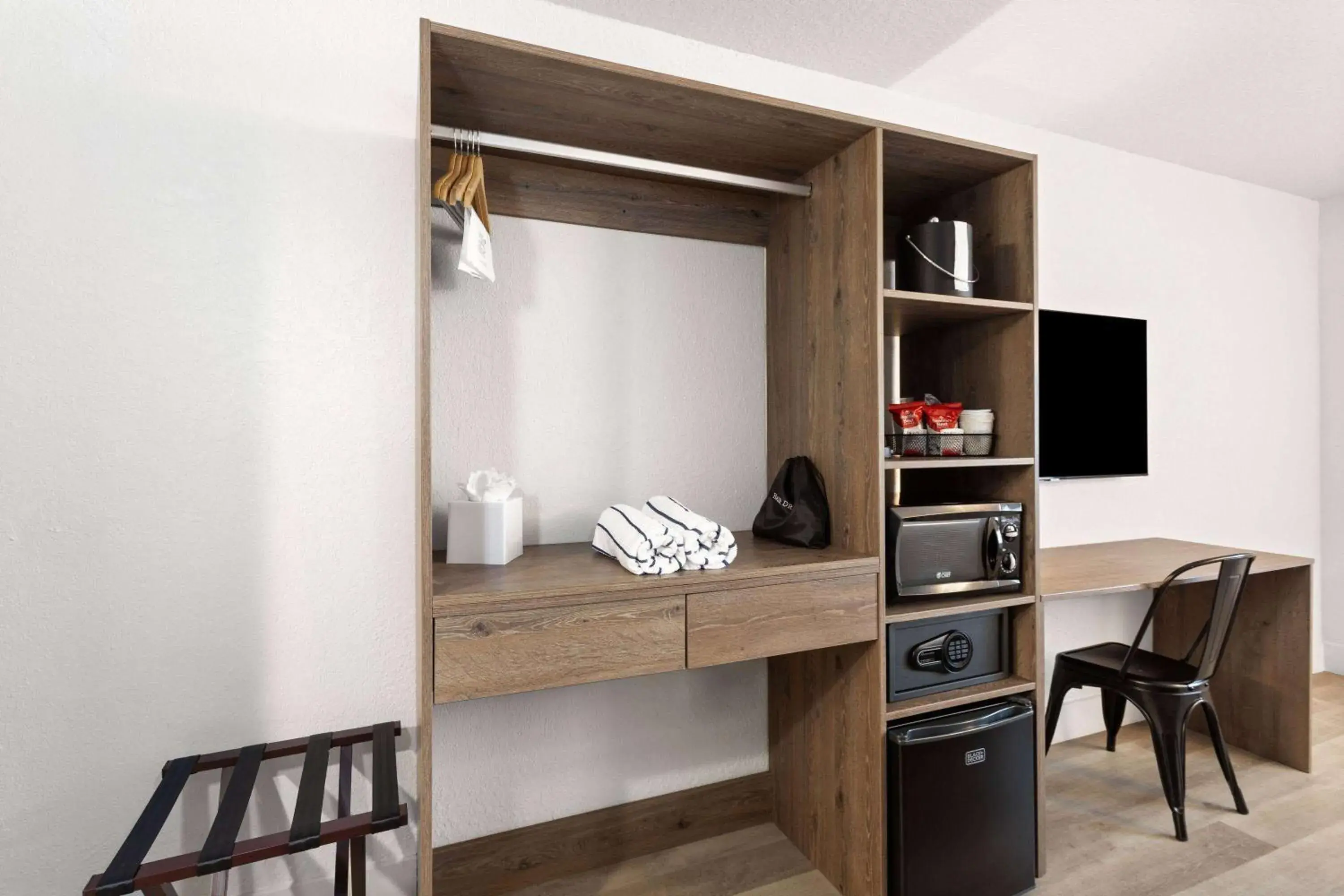 Photo of the whole room in Howard Johnson by Wyndham Orlando Lake Buena Vista South Photo of the whole room in Howard Johnson by Wyndham Orlando Lake Buena Vista South