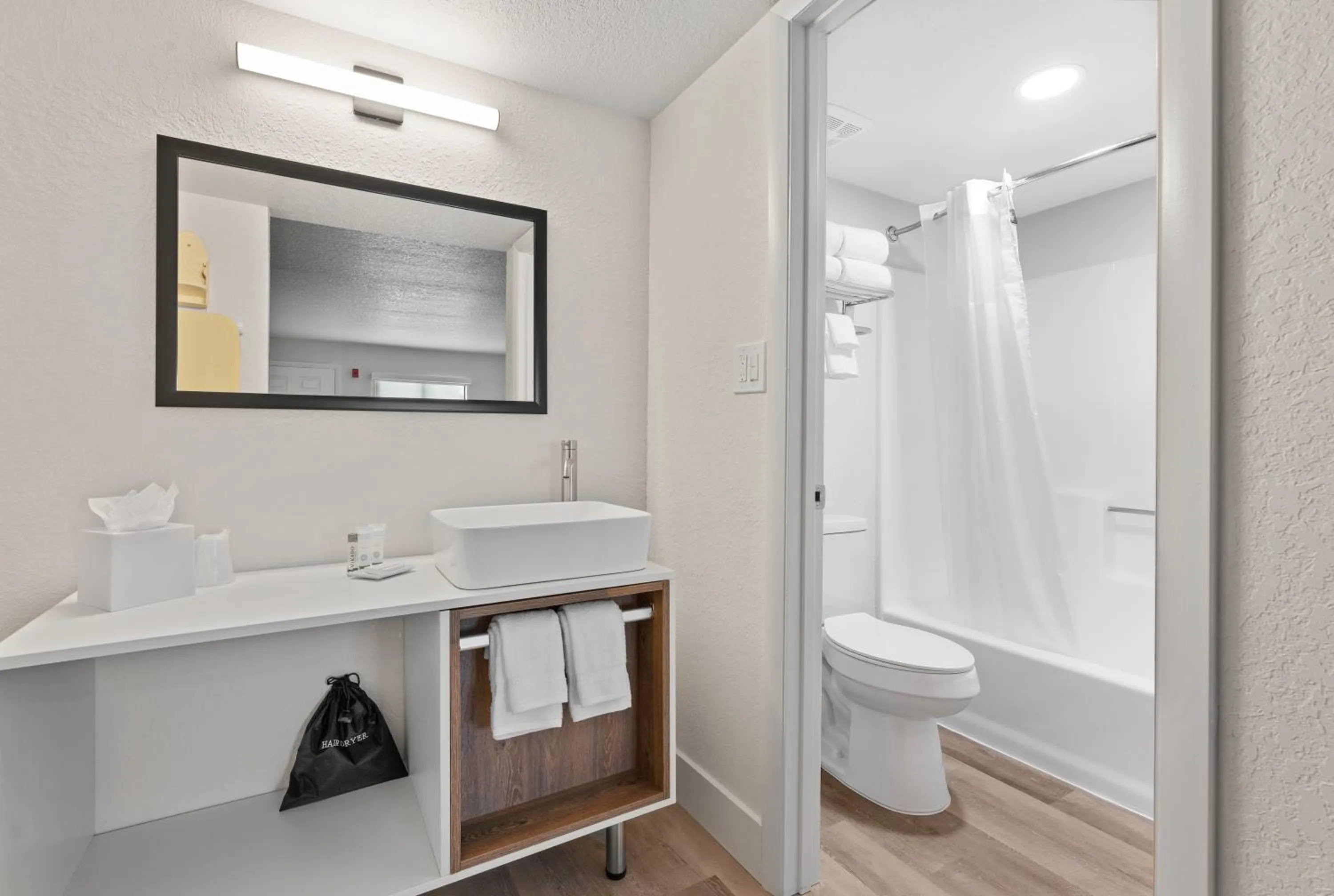 Bathroom in Howard Johnson by Wyndham Orlando Lake Buena Vista South