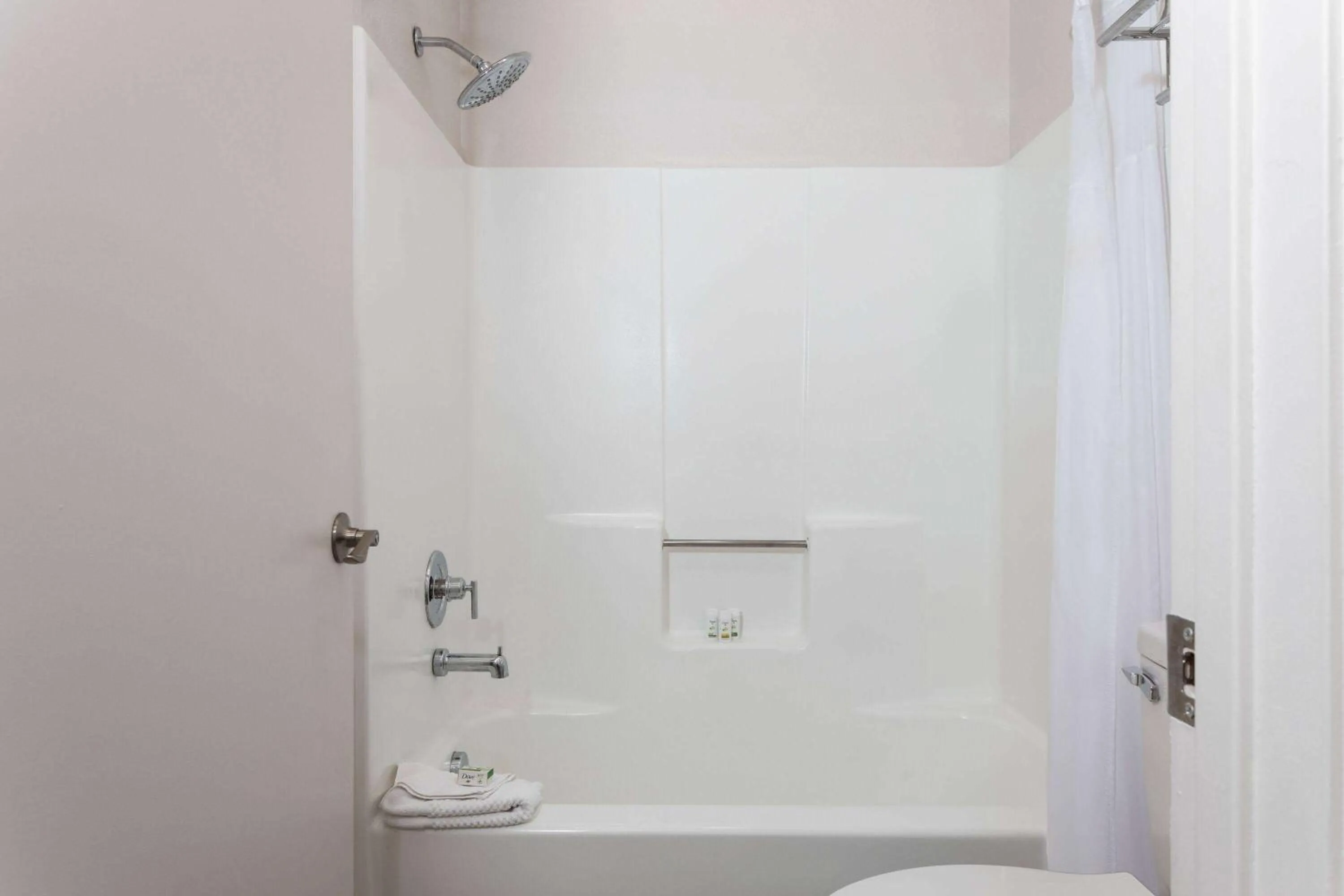 Bathroom in Howard Johnson by Wyndham Orlando Lake Buena Vista South