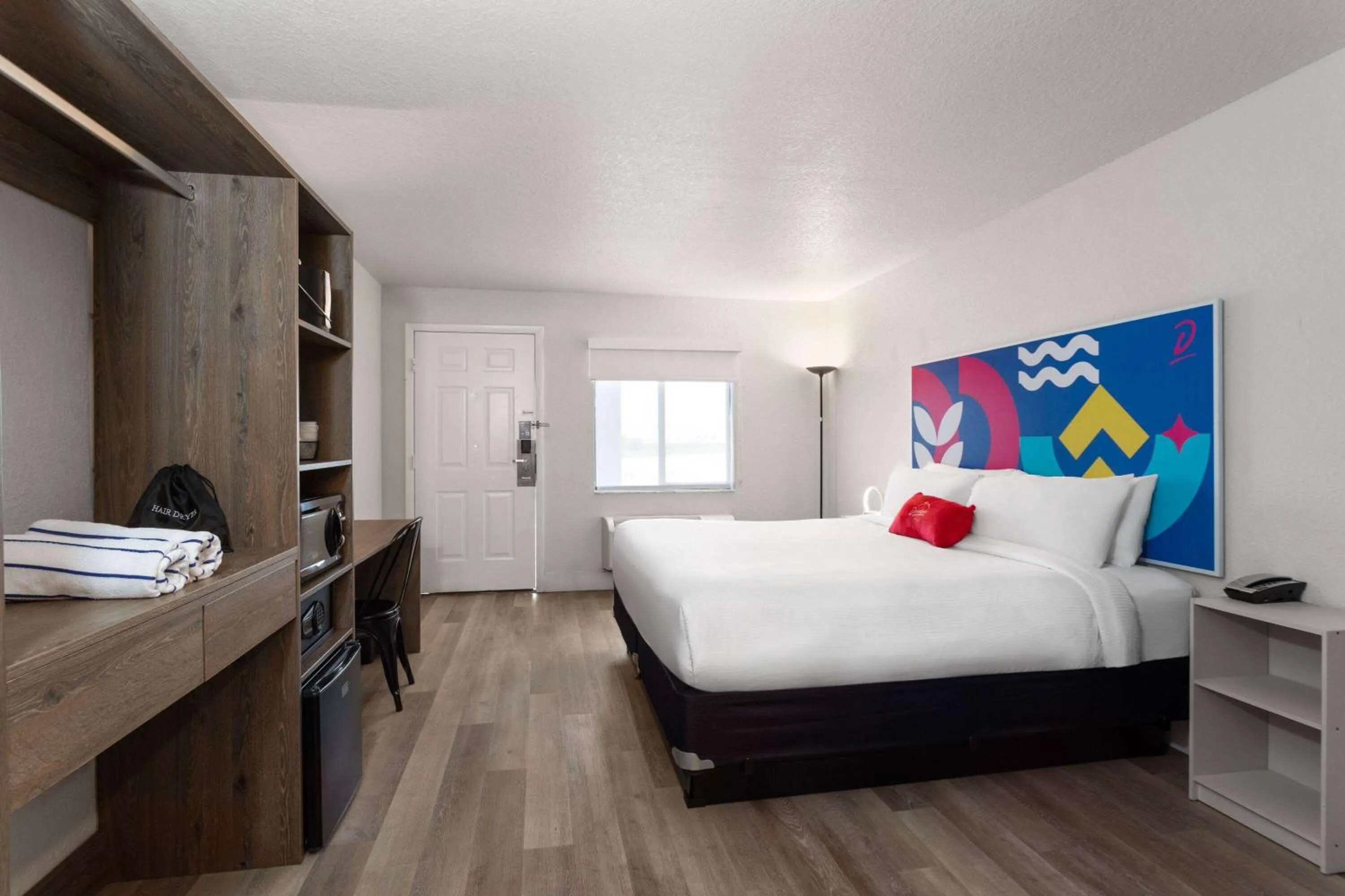 Photo of the whole room, Bed in Howard Johnson by Wyndham Orlando Lake Buena Vista South