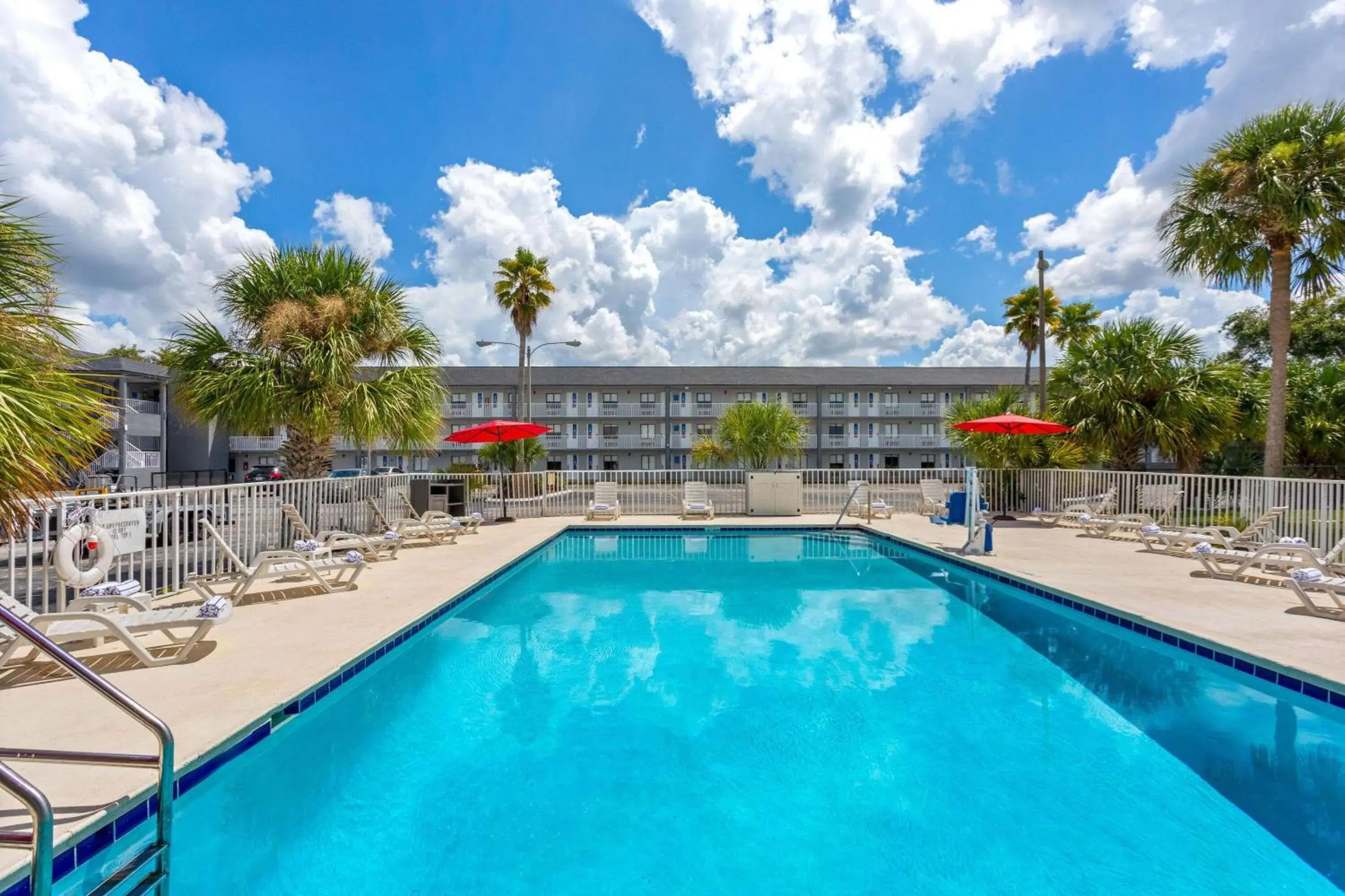Pool view in Howard Johnson by Wyndham Orlando Lake Buena Vista South Pool view in Howard Johnson by Wyndham Orlando Lake Buena Vista South