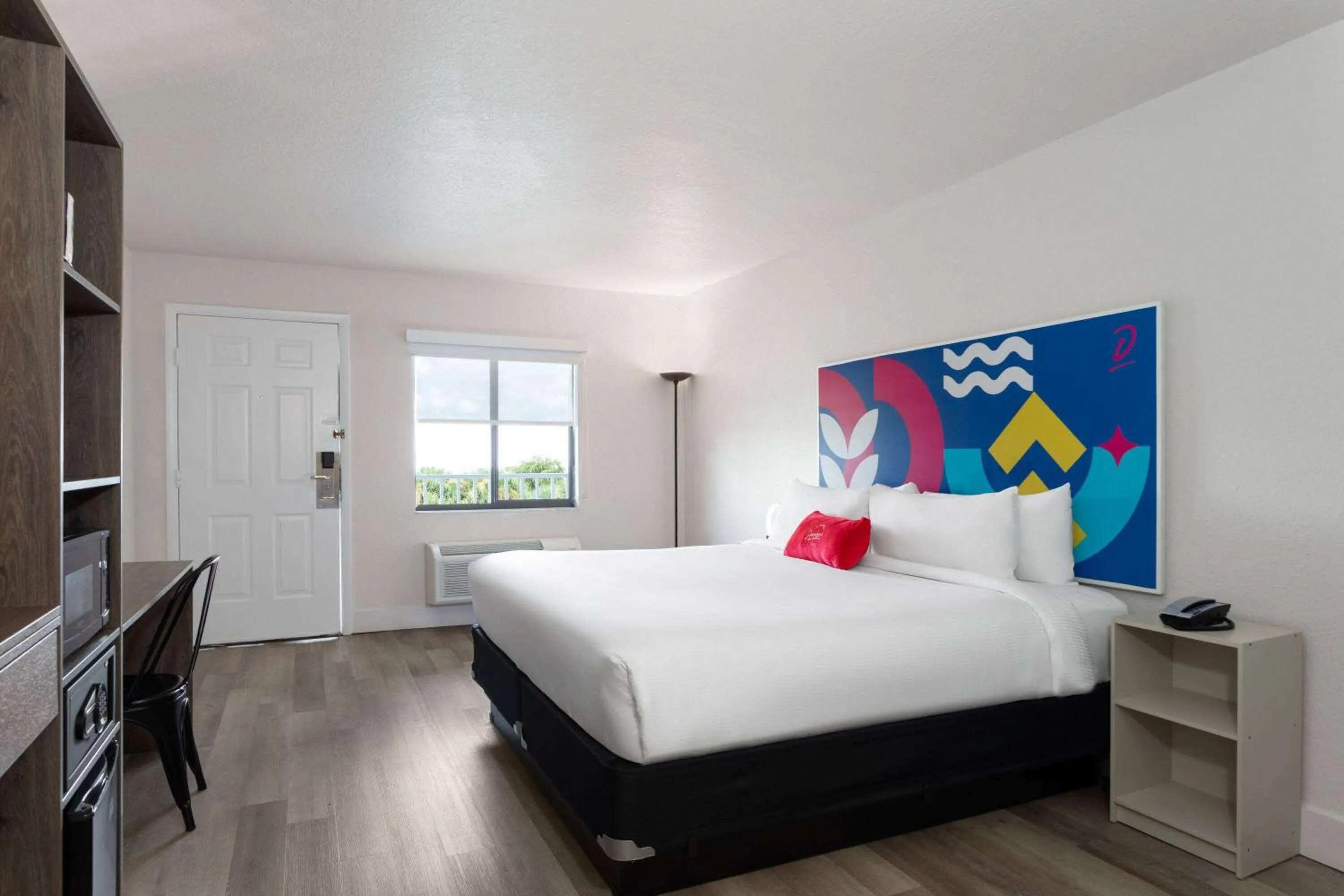 Photo of the whole room, Bed in Howard Johnson by Wyndham Orlando Lake Buena Vista South