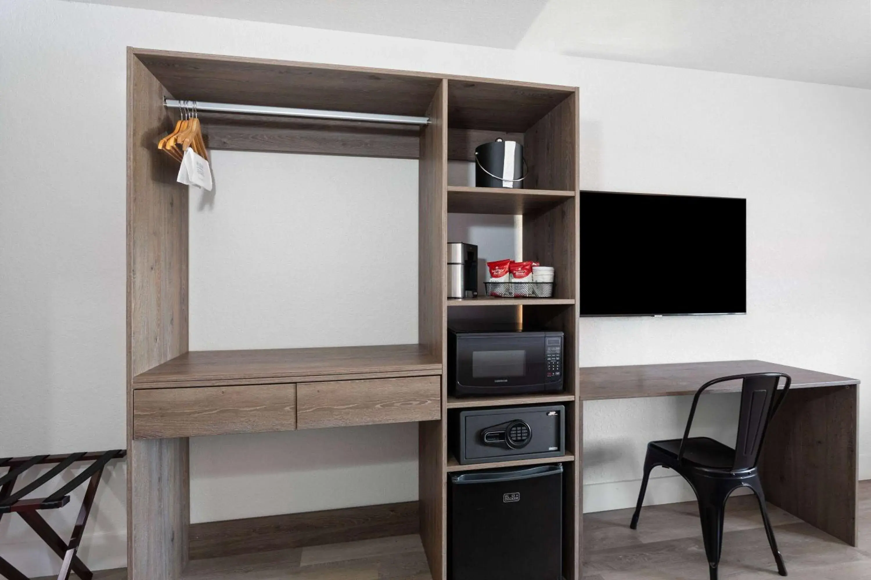 Photo of the whole room in Howard Johnson by Wyndham Orlando Lake Buena Vista South Photo of the whole room in Howard Johnson by Wyndham Orlando Lake Buena Vista South