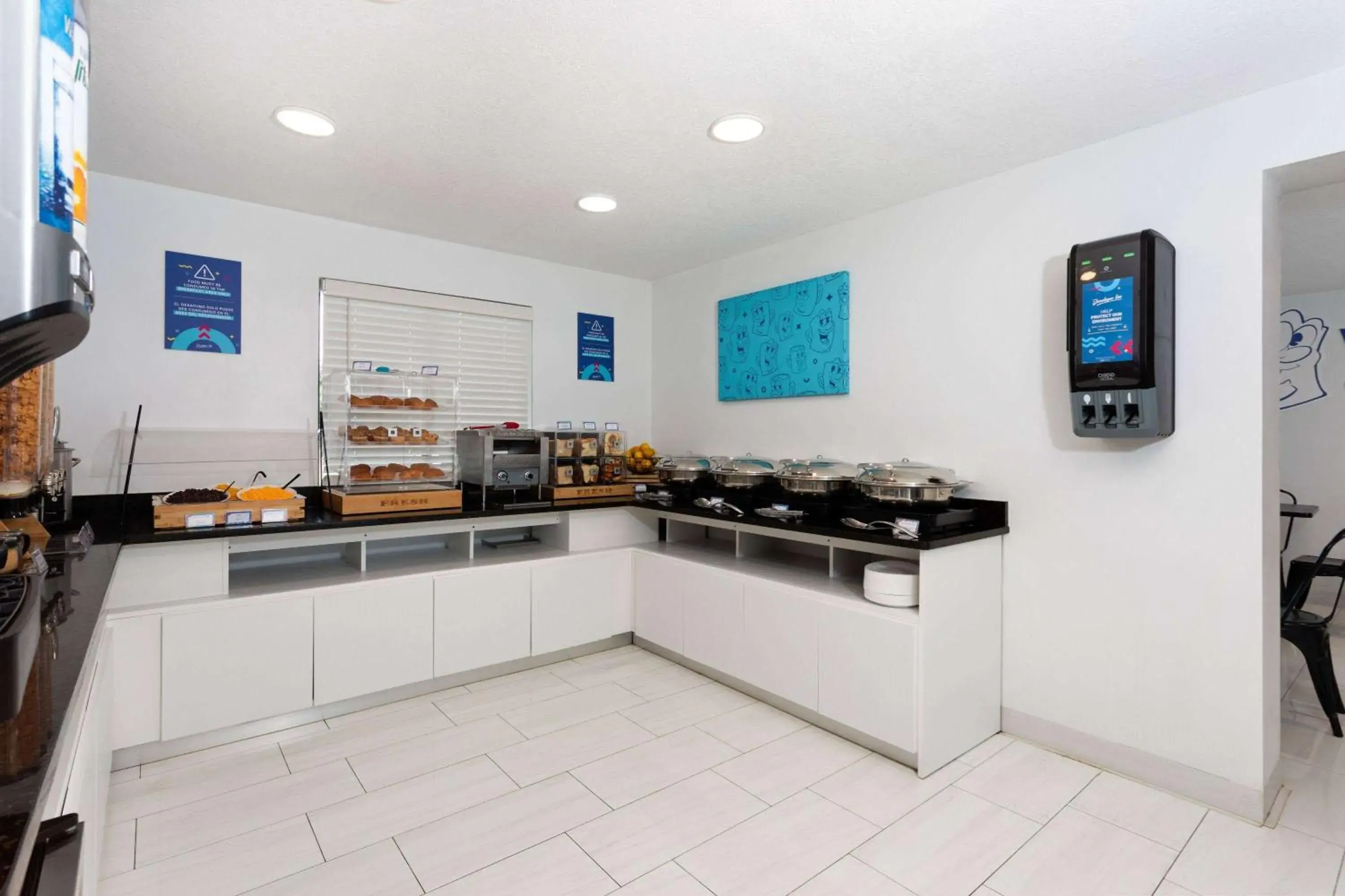 Food and drinks in Howard Johnson by Wyndham Orlando Lake Buena Vista South Food and drinks in Howard Johnson by Wyndham Orlando Lake Buena Vista South