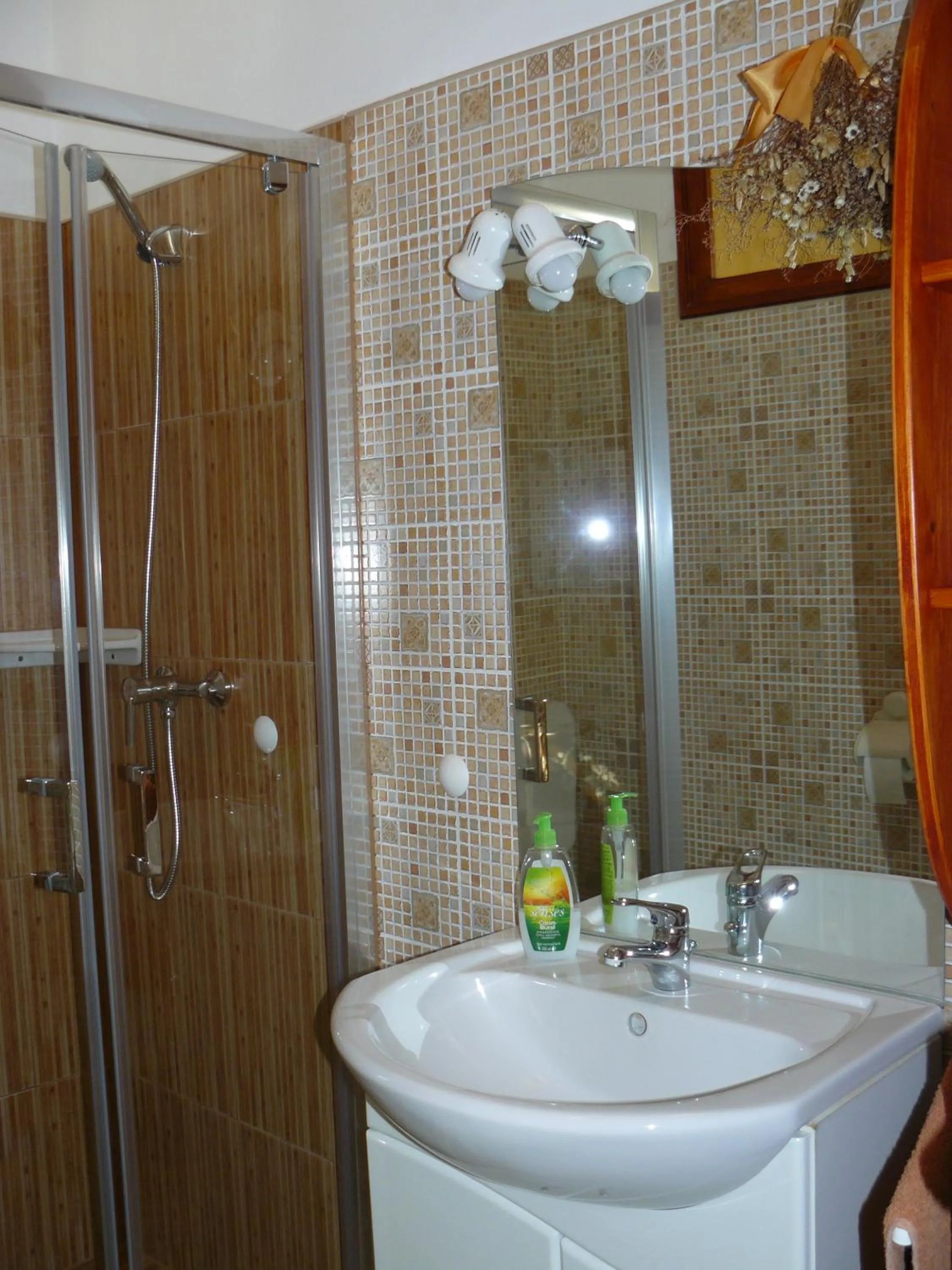 Shower in Angéla Vendegház