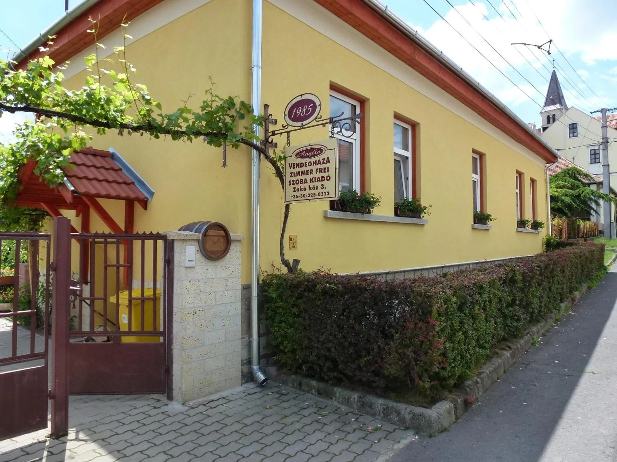 Facade/entrance in Angéla Vendegház