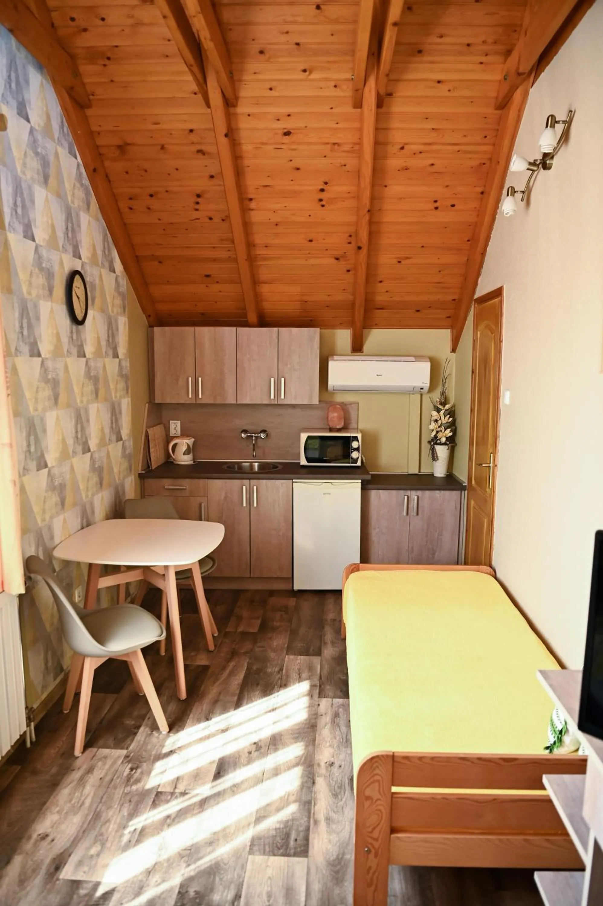 Kitchen or kitchenette in Angéla Vendegház