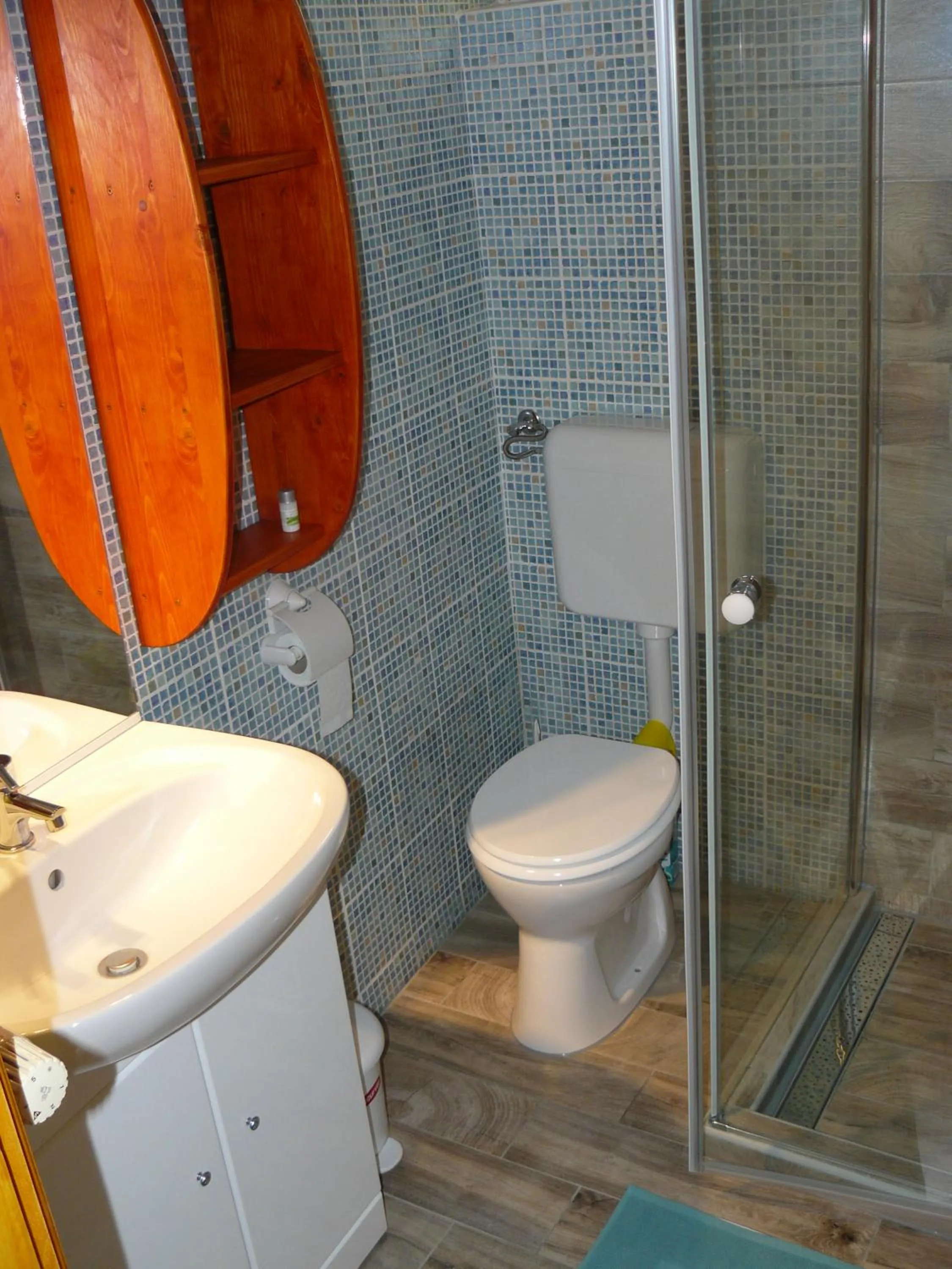 Shower in Angéla Vendegház