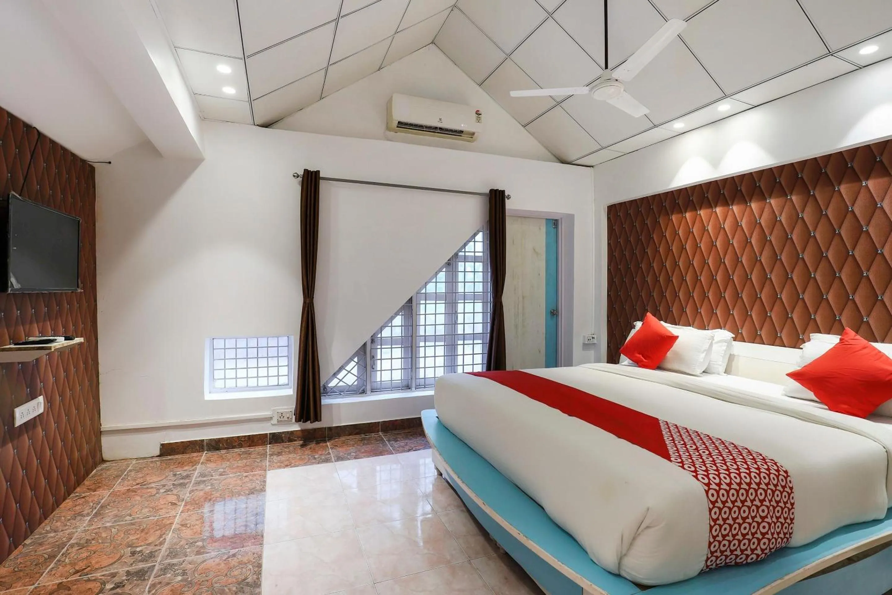 Bathroom, Bed in Hotel O Nova Dumas Homestay