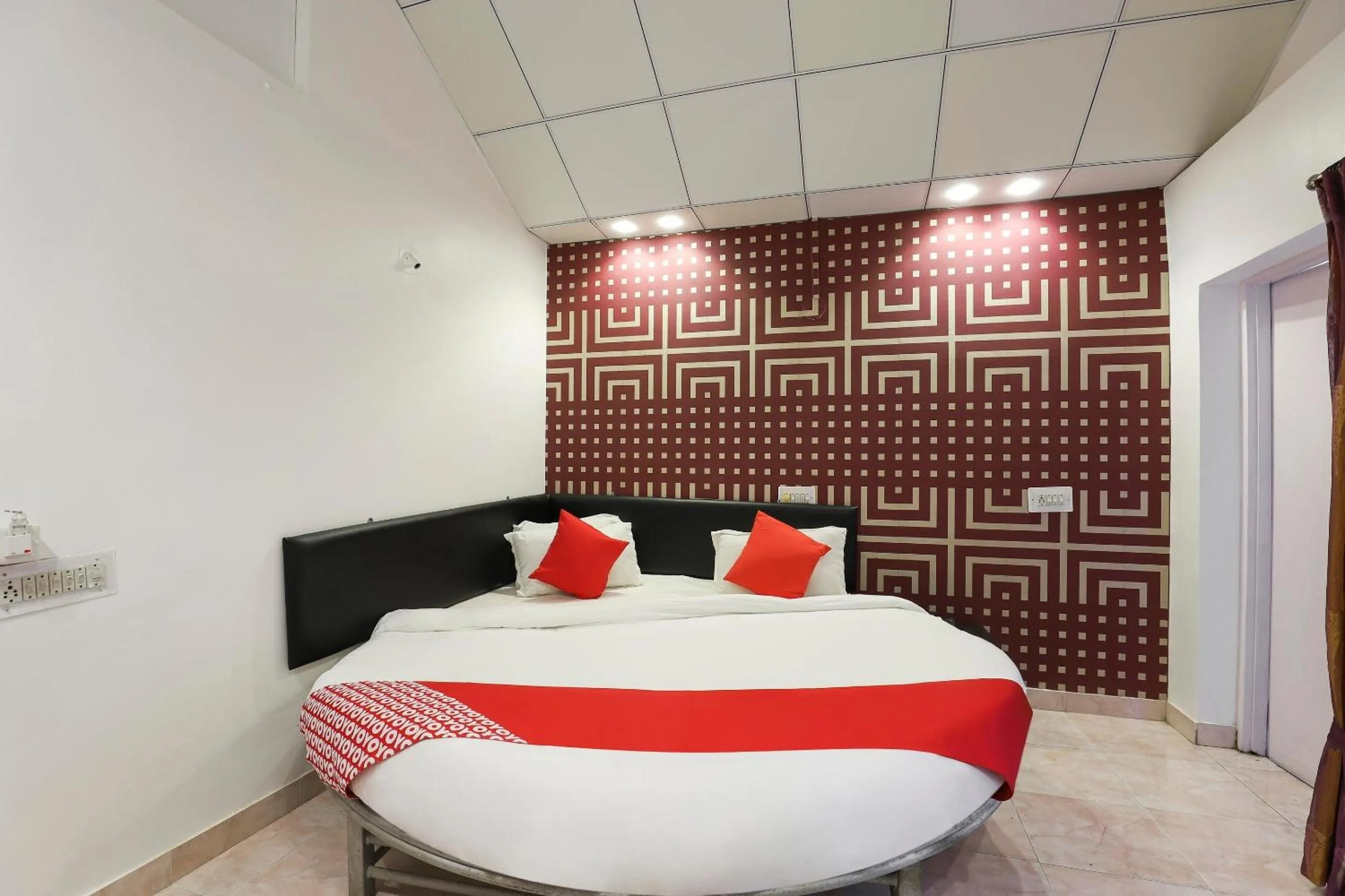 Bedroom, Bed in Hotel O Nova Dumas Homestay