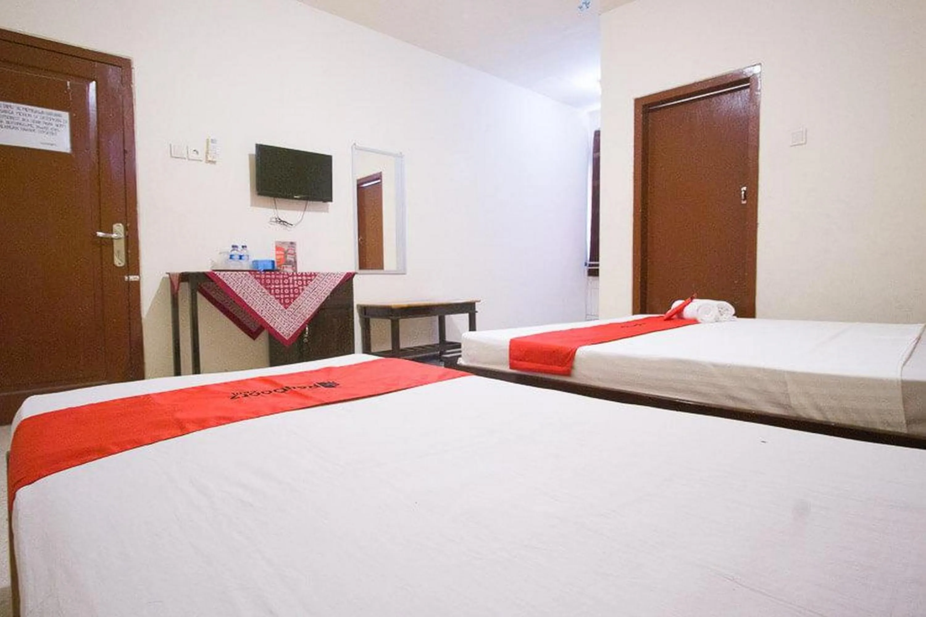 Bedroom, Bed in RedDoorz Syariah @ Jalan Gajah Mada