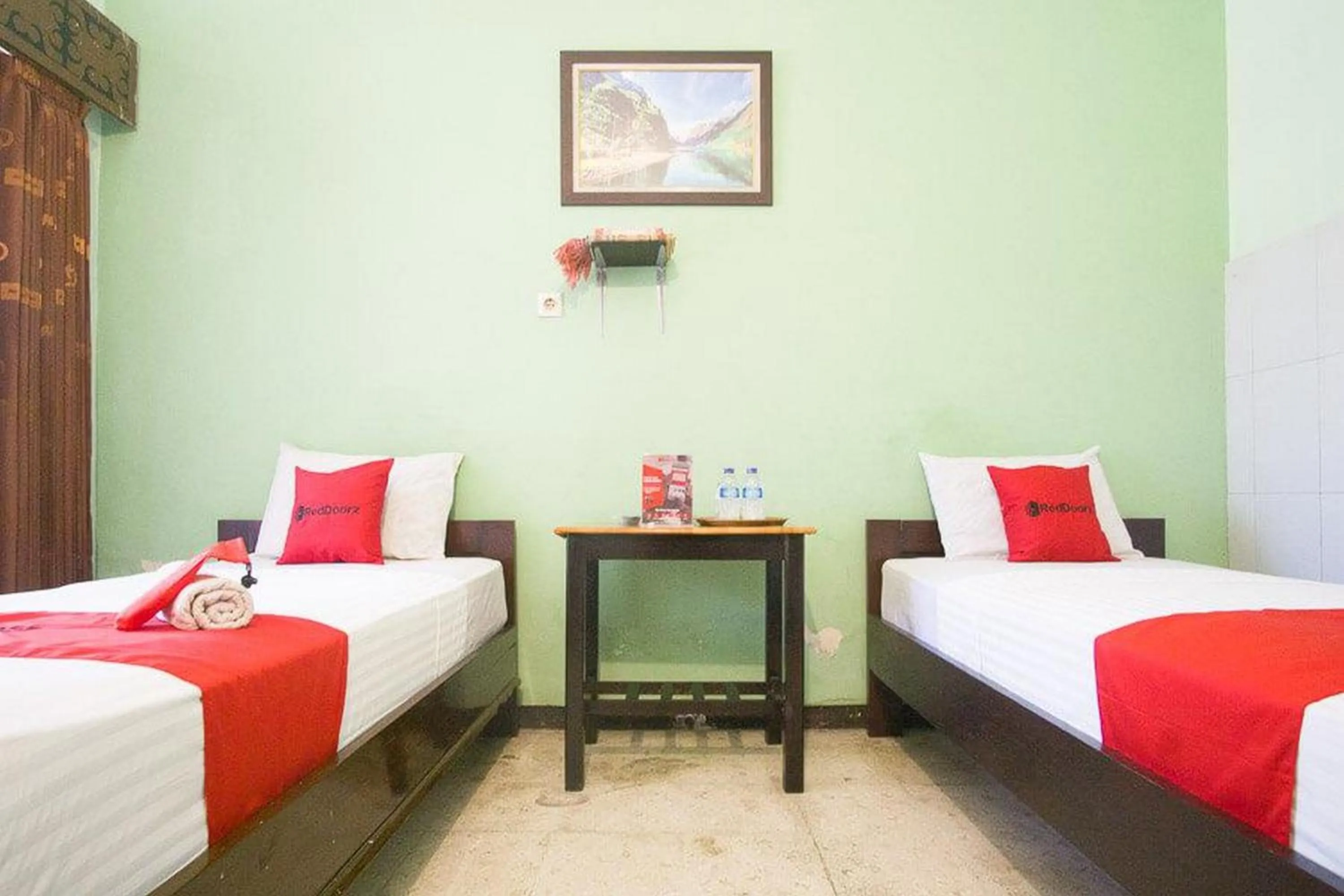 Bedroom, Bed in RedDoorz Syariah @ Jalan Gajah Mada