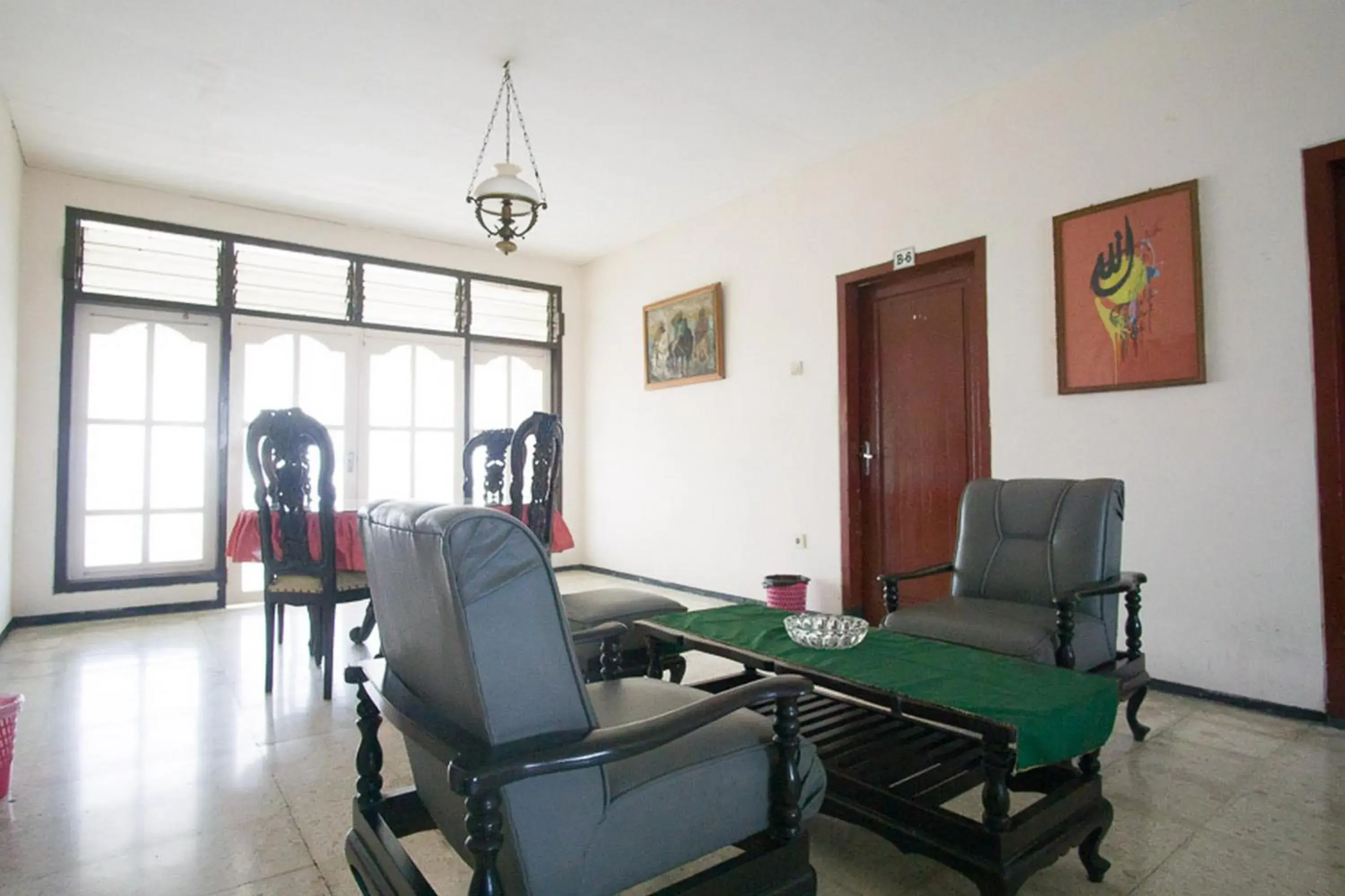 Living room in RedDoorz Syariah @ Jalan Gajah Mada Living room in RedDoorz Syariah @ Jalan Gajah Mada