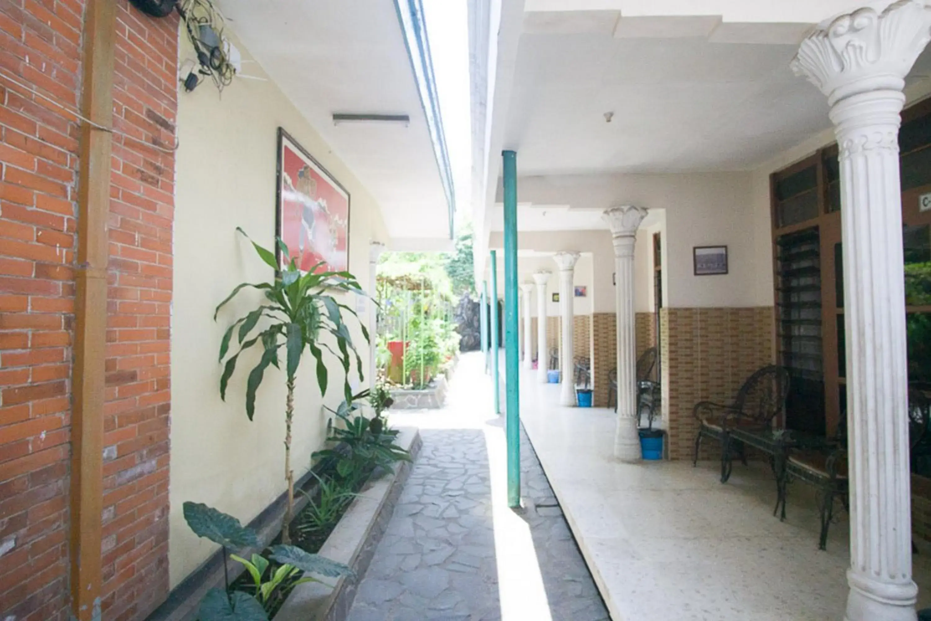 Facade/entrance in RedDoorz Syariah @ Jalan Gajah Mada Facade/entrance in RedDoorz Syariah @ Jalan Gajah Mada