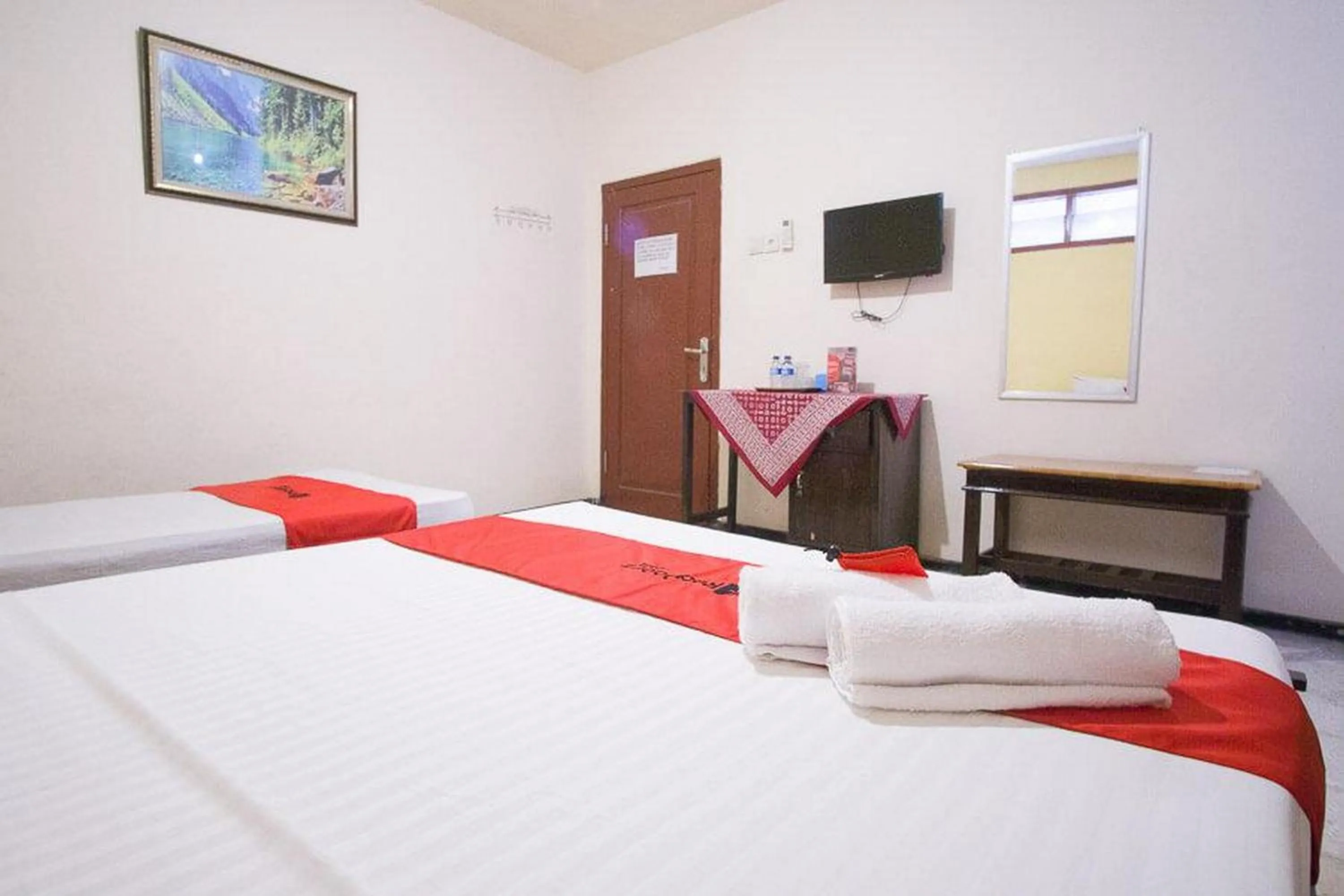 Bedroom, Bed in RedDoorz Syariah @ Jalan Gajah Mada