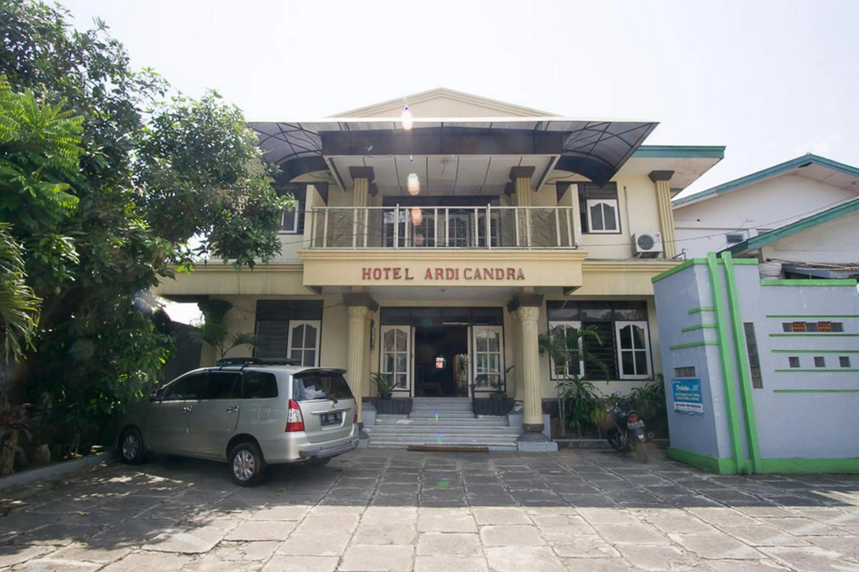 Facade/entrance in RedDoorz Syariah @ Jalan Gajah Mada