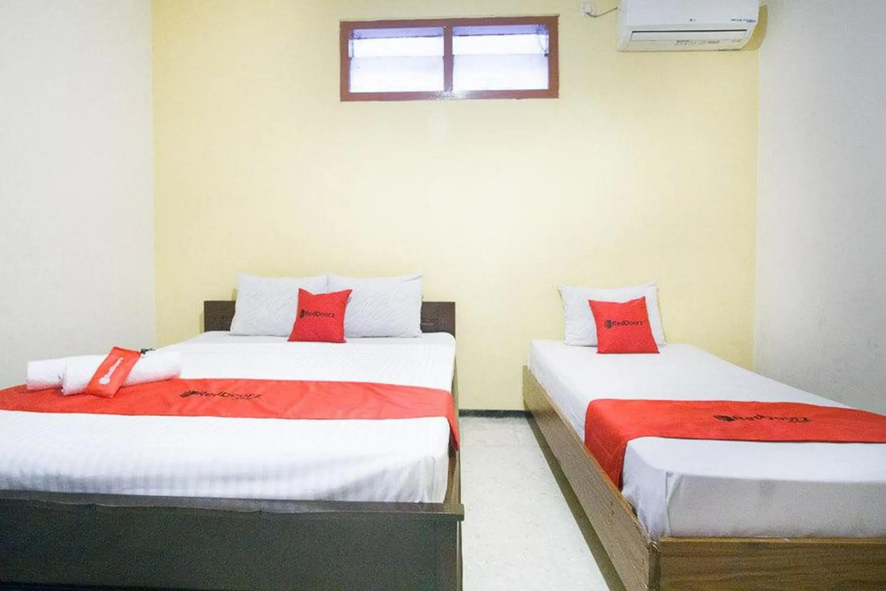 Family Room in RedDoorz Syariah @ Jalan Gajah Mada Family Room in RedDoorz Syariah @ Jalan Gajah Mada