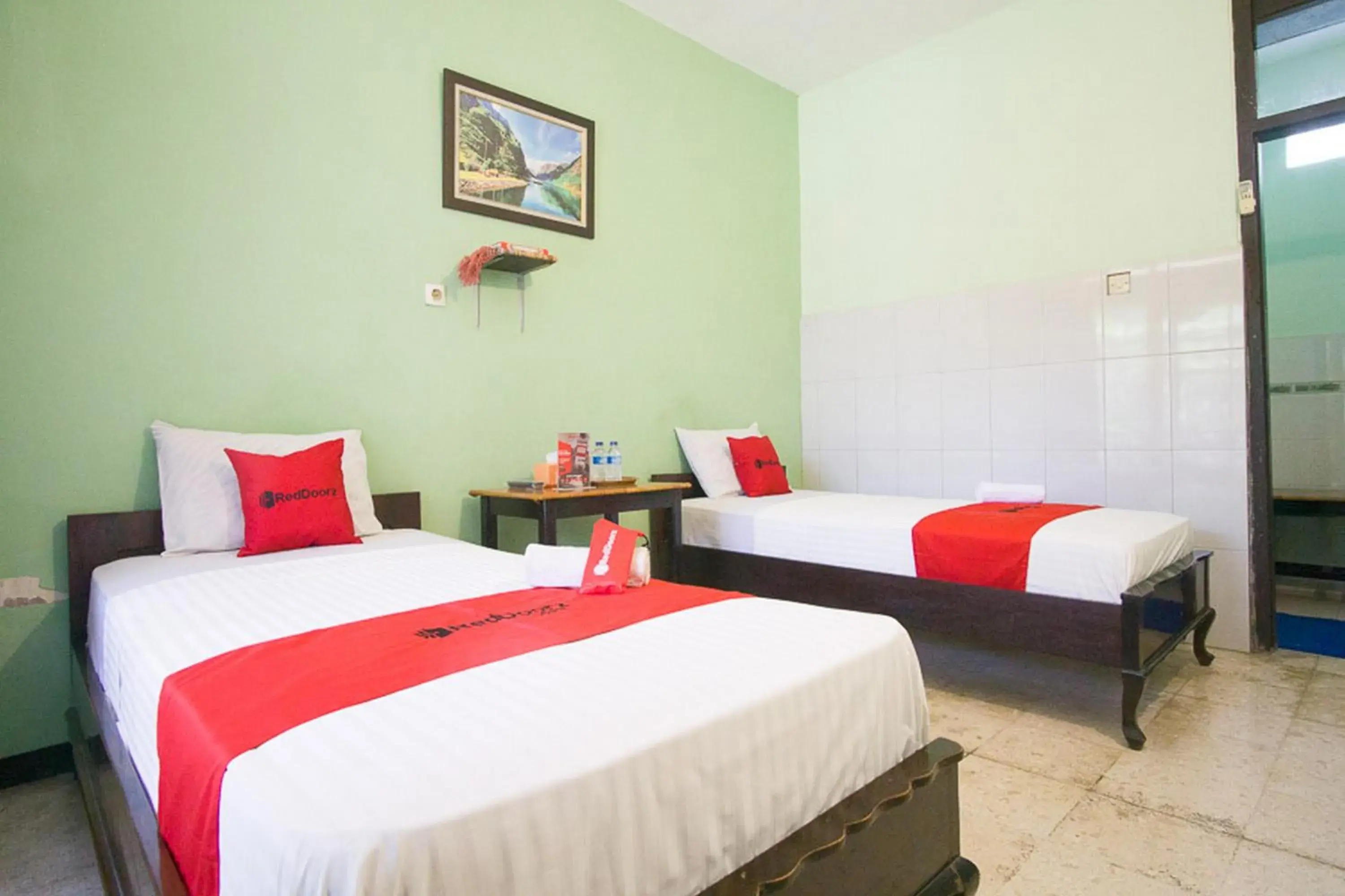 Bedroom, Bed in RedDoorz Syariah @ Jalan Gajah Mada Bedroom, Bed in RedDoorz Syariah @ Jalan Gajah Mada