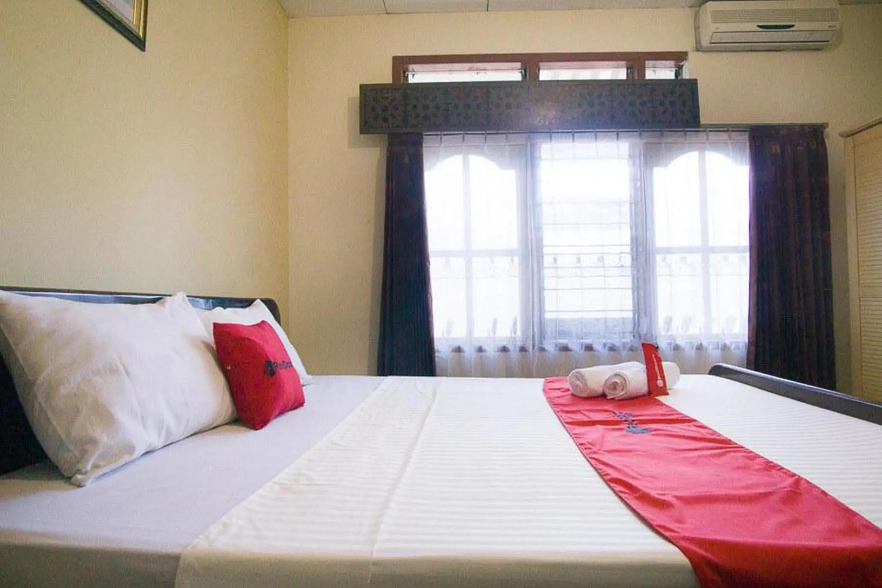 Bedroom, Bed in RedDoorz Syariah @ Jalan Gajah Mada Bedroom, Bed in RedDoorz Syariah @ Jalan Gajah Mada
