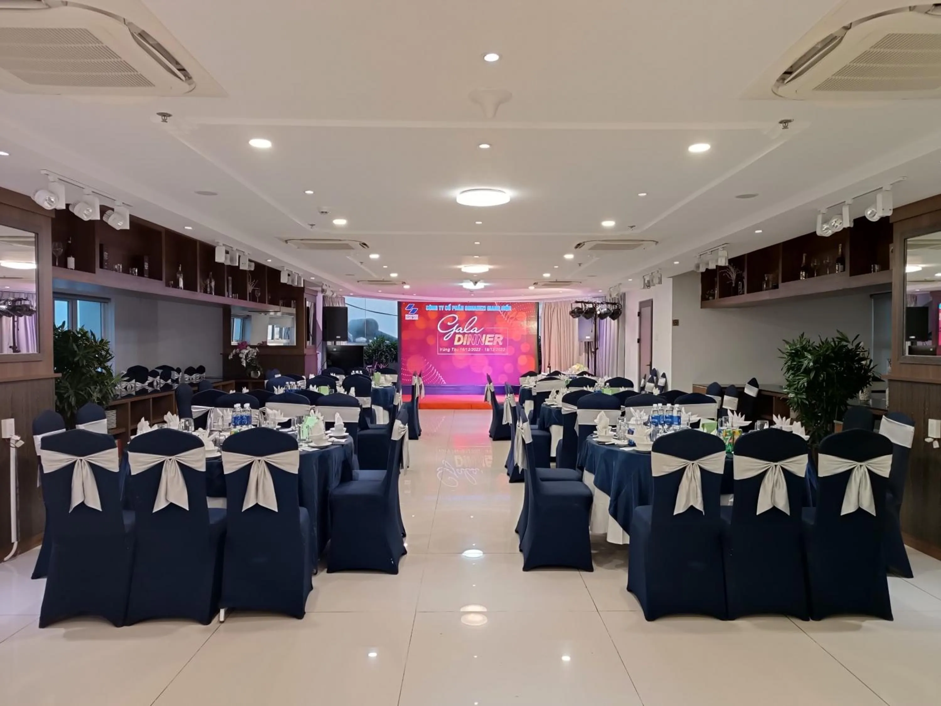 Restaurant/places to eat in Mermaid Seaside Hotel