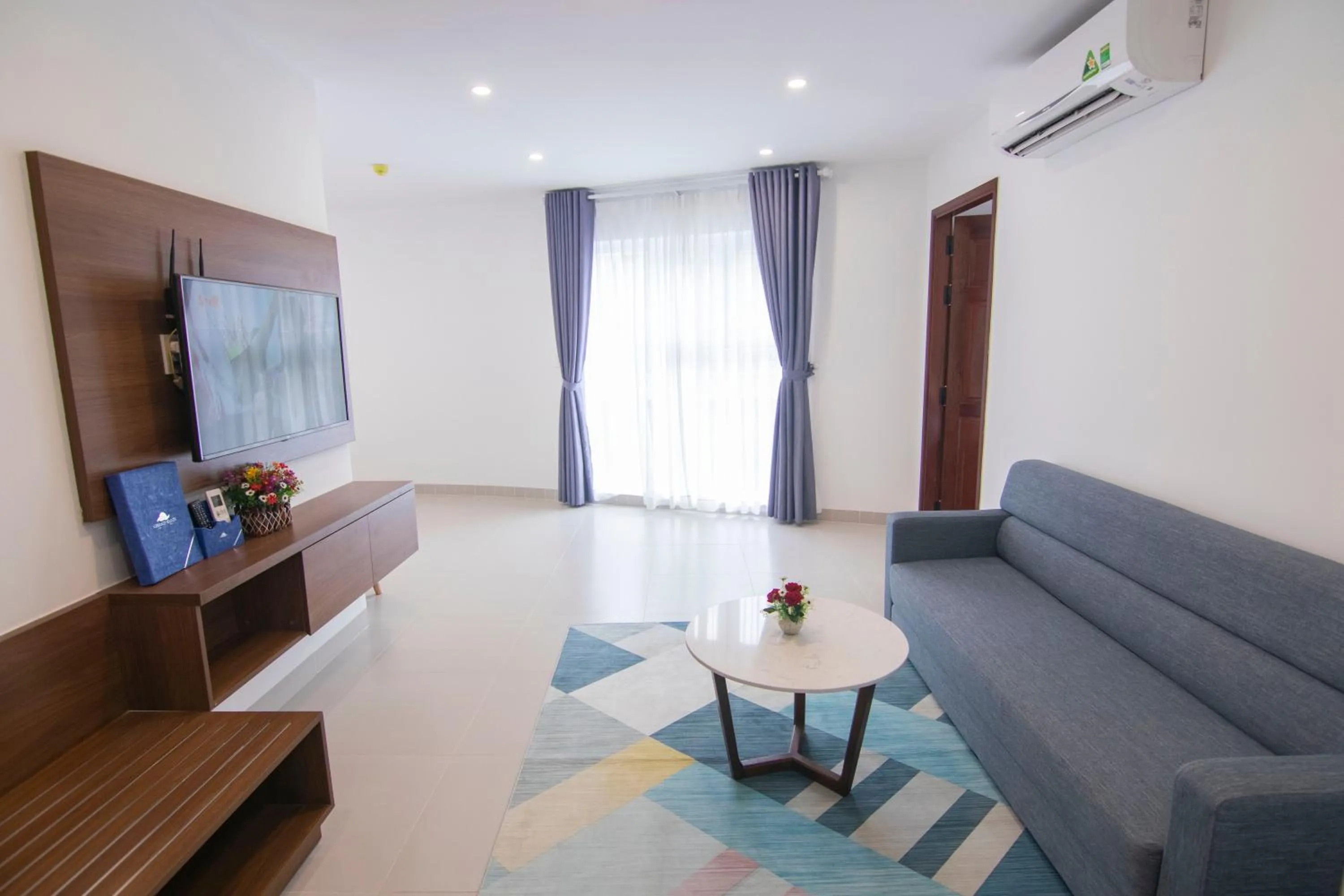 Communal lounge/ TV room in Mermaid Seaside Hotel