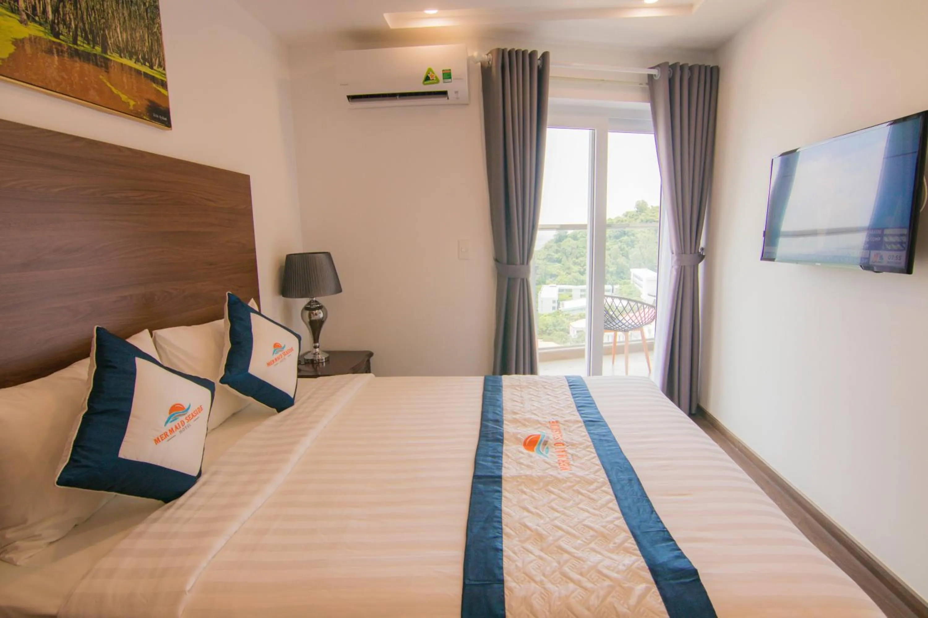 Communal lounge/ TV room, Bed in Mermaid Seaside Hotel