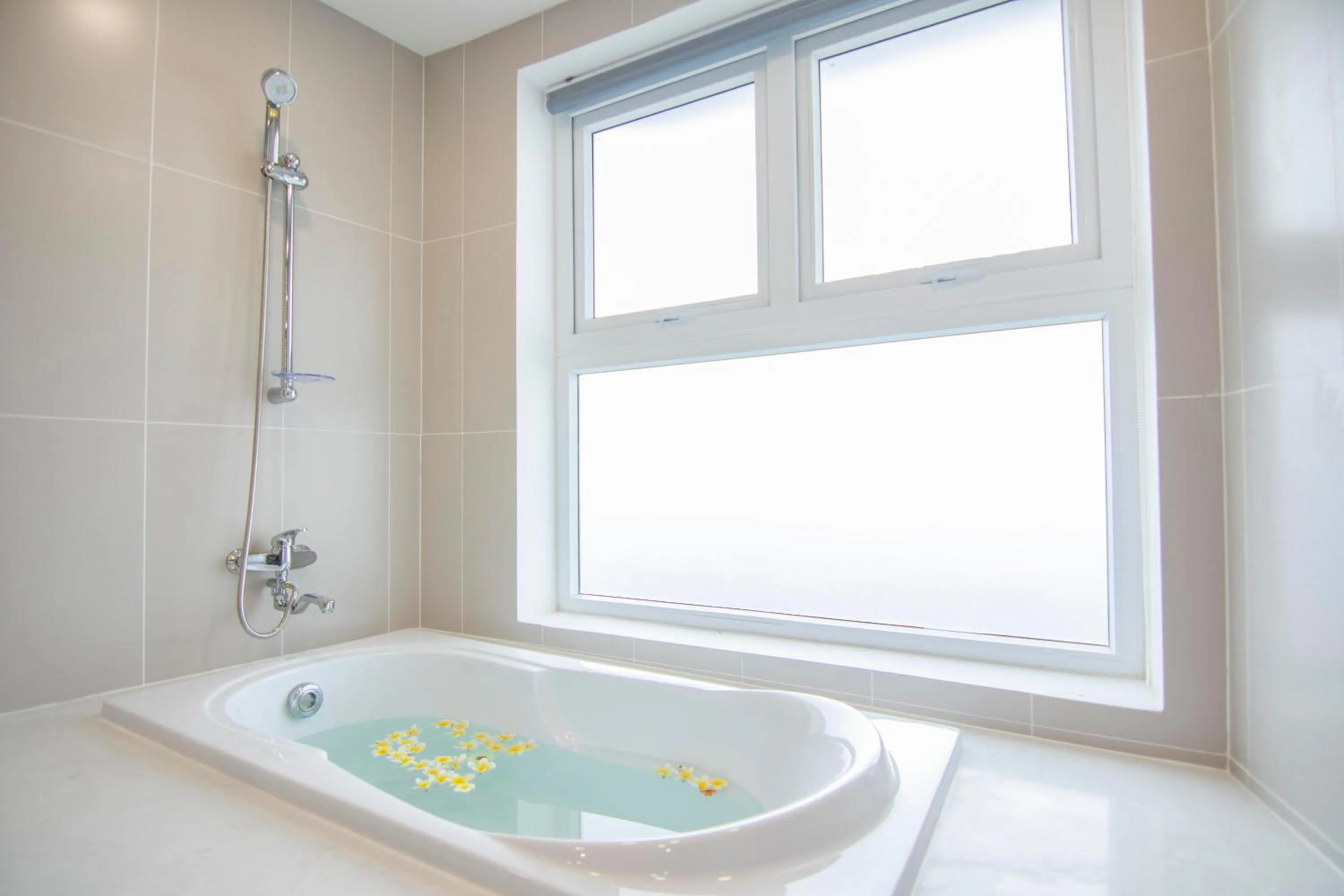 Hot Tub in Mermaid Seaside Hotel