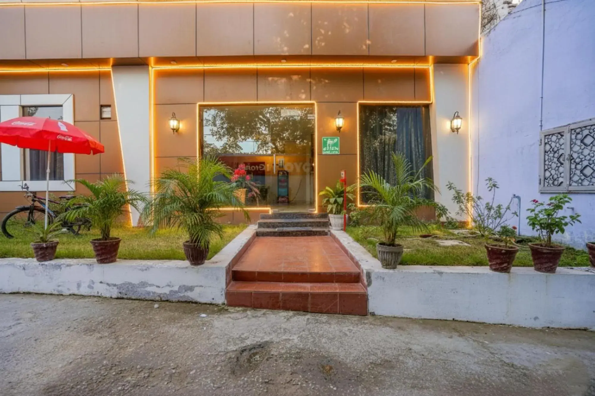 Facade/entrance in FabHotel Grand Inn Facade/entrance in FabHotel Grand Inn