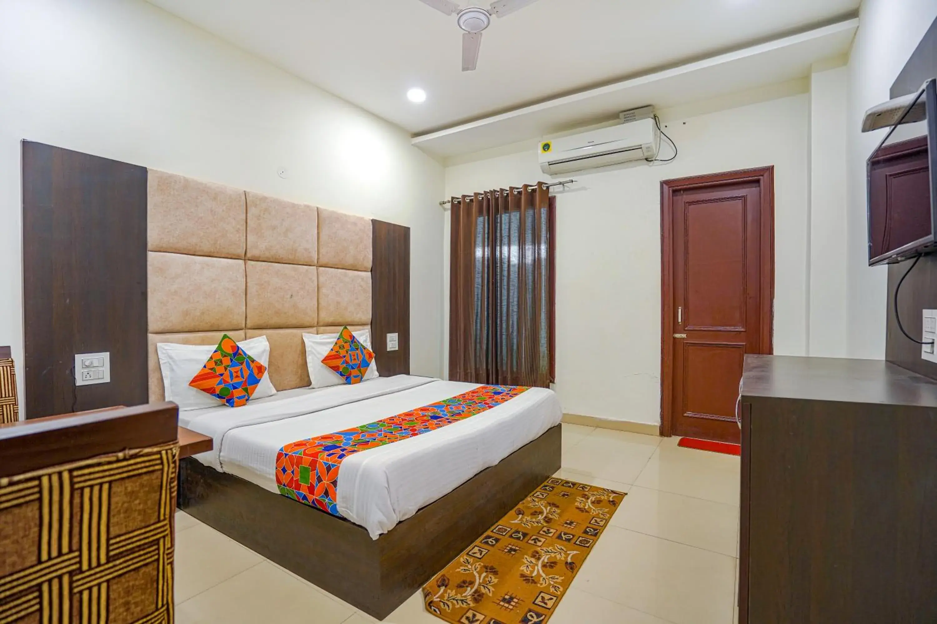 Bed in FabHotel Grand Inn Bed in FabHotel Grand Inn