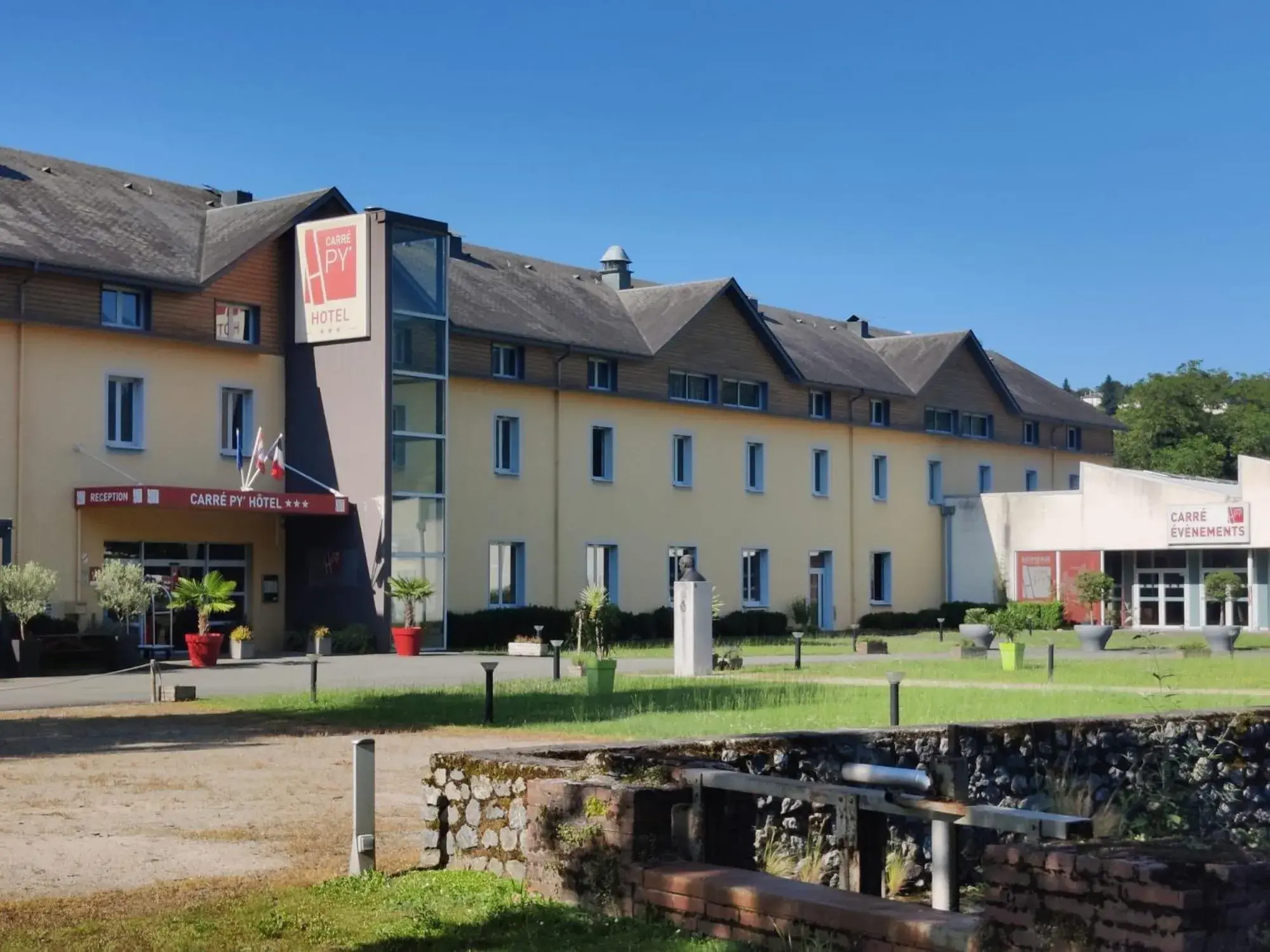 Property building in Carré Py' Hôtel Property building in Carré Py' Hôtel