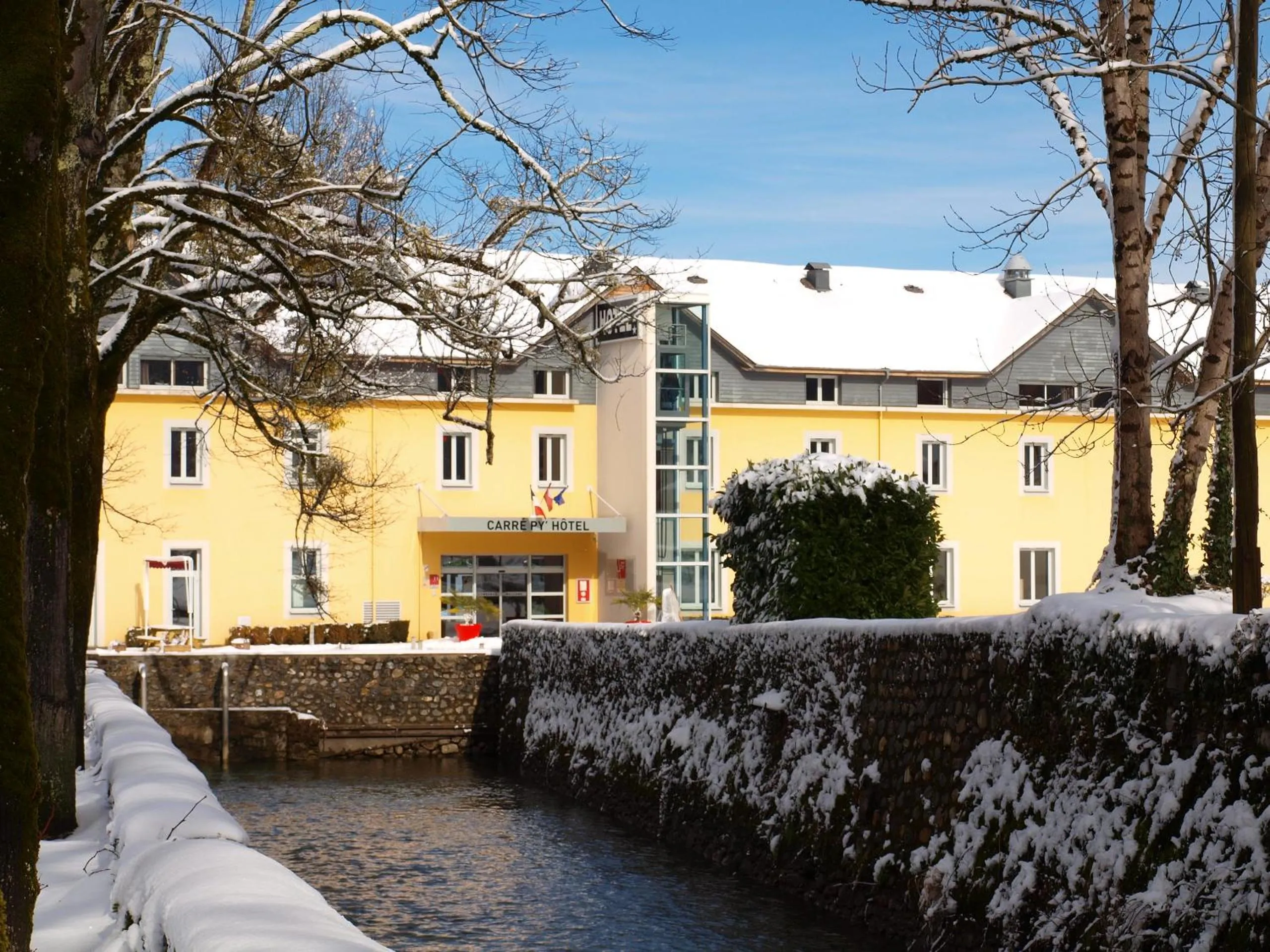 Property building in Carré Py' Hôtel