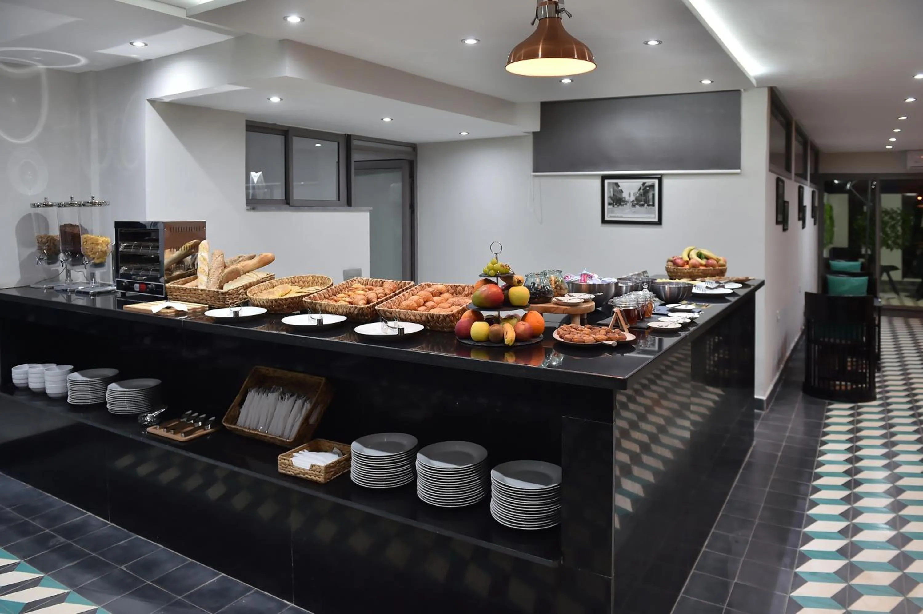 Food and drinks in Le Yacht Suites Hotel