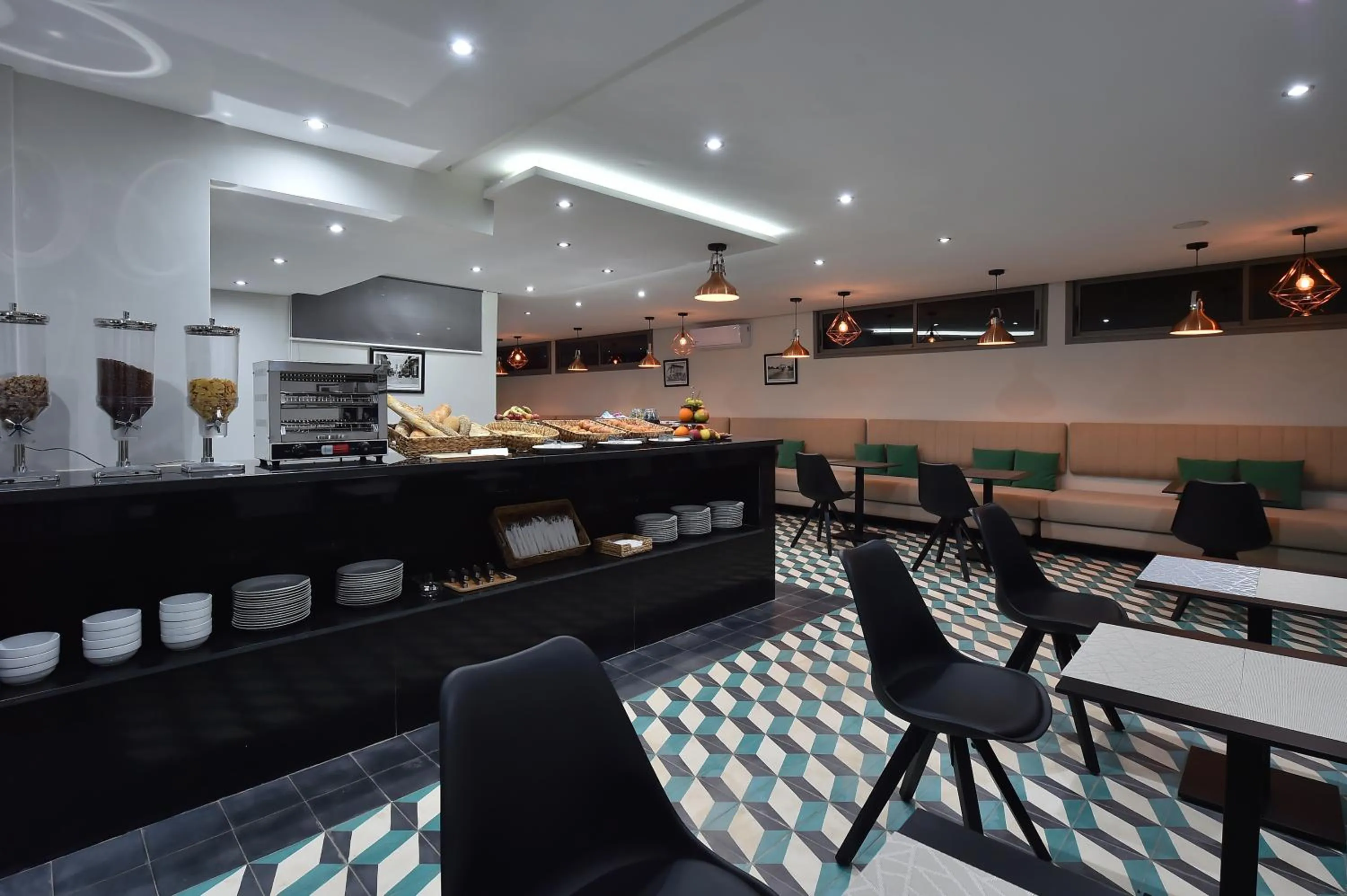 Restaurant/places to eat in Le Yacht Suites Hotel