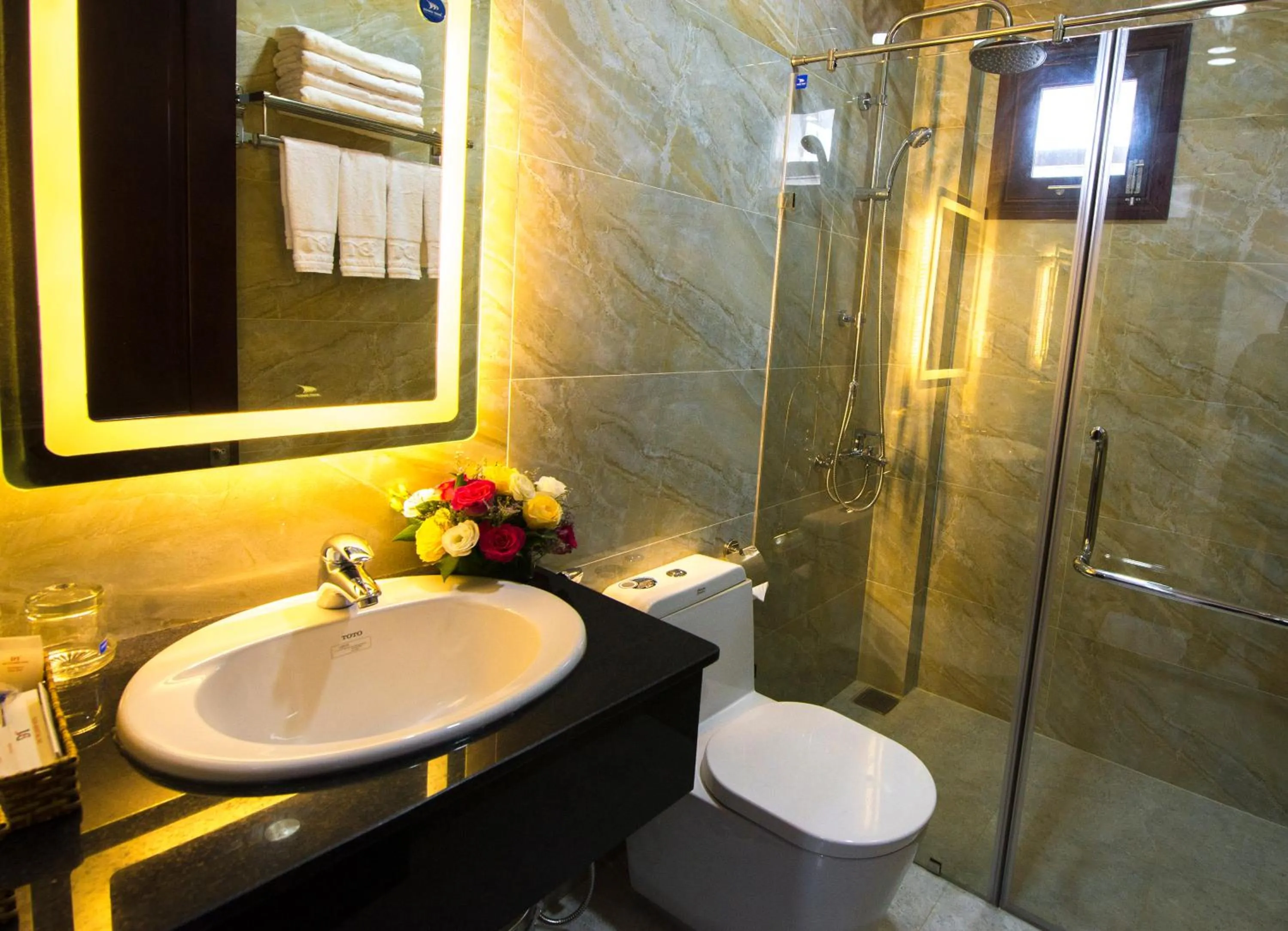 Shower in Dac Tin Luxury Hotel