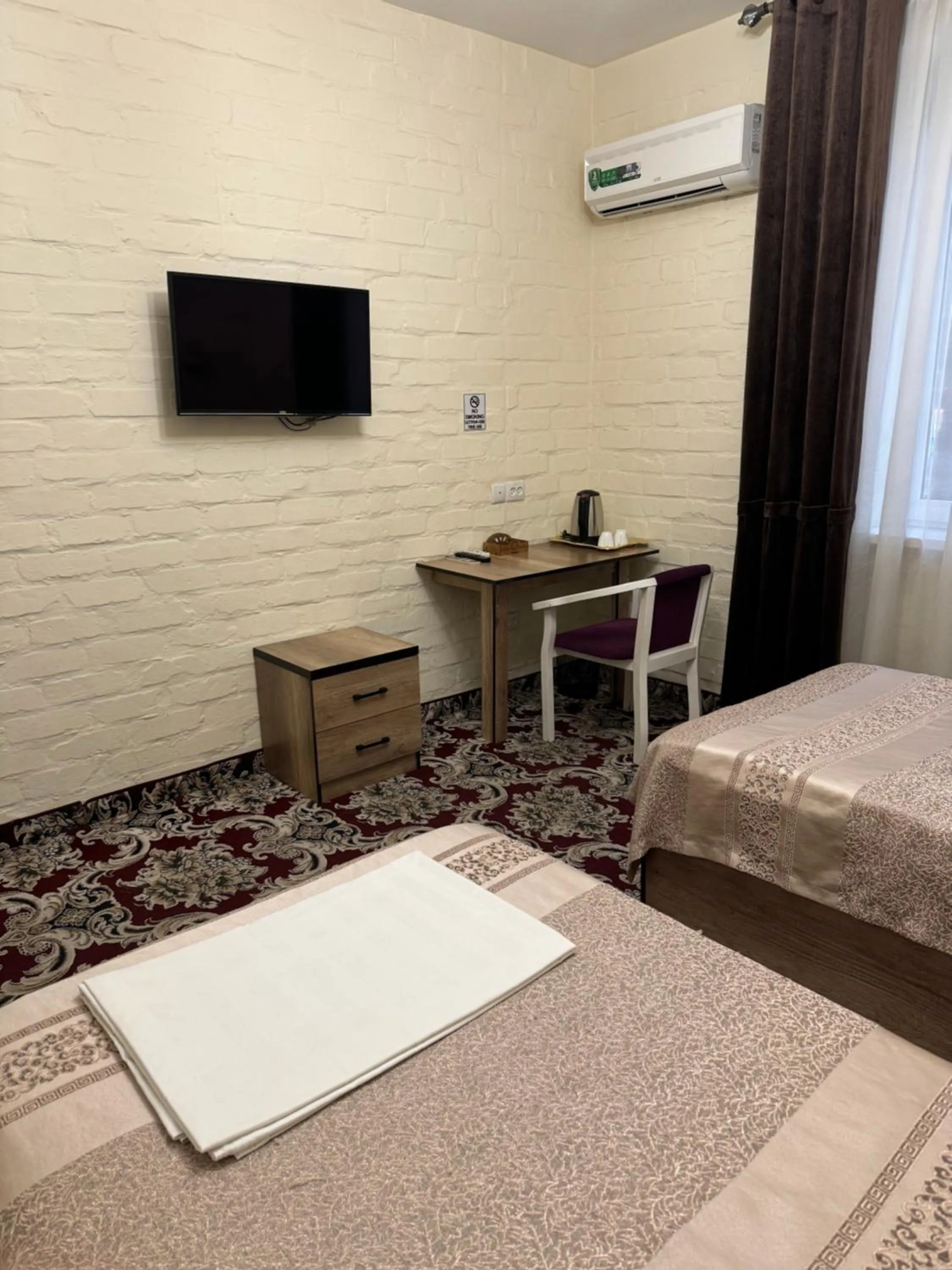 Photo of the whole room, Bed in Orient Grand