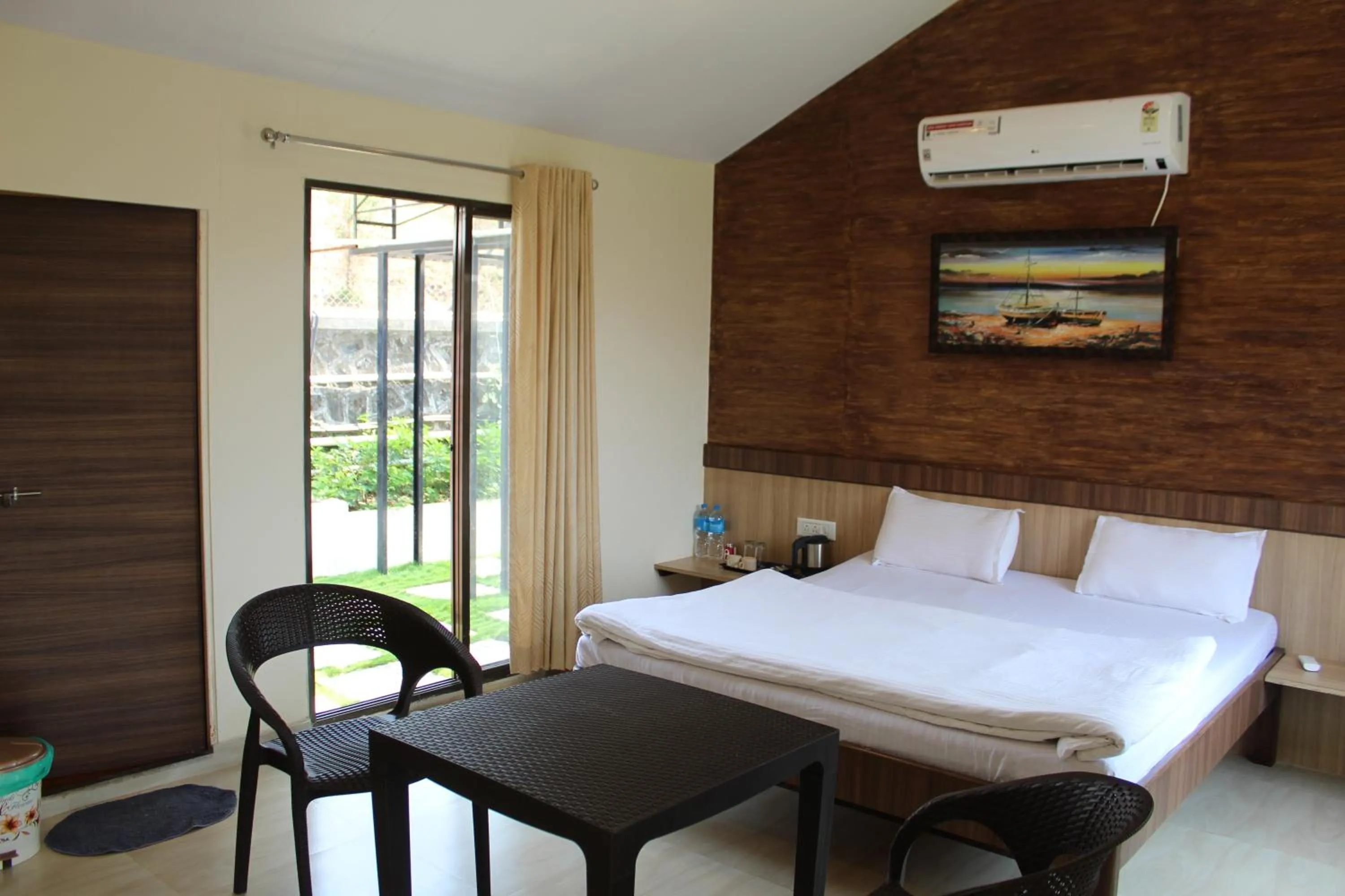 Bed in Green Velvet Resort-Near Pawna Lake