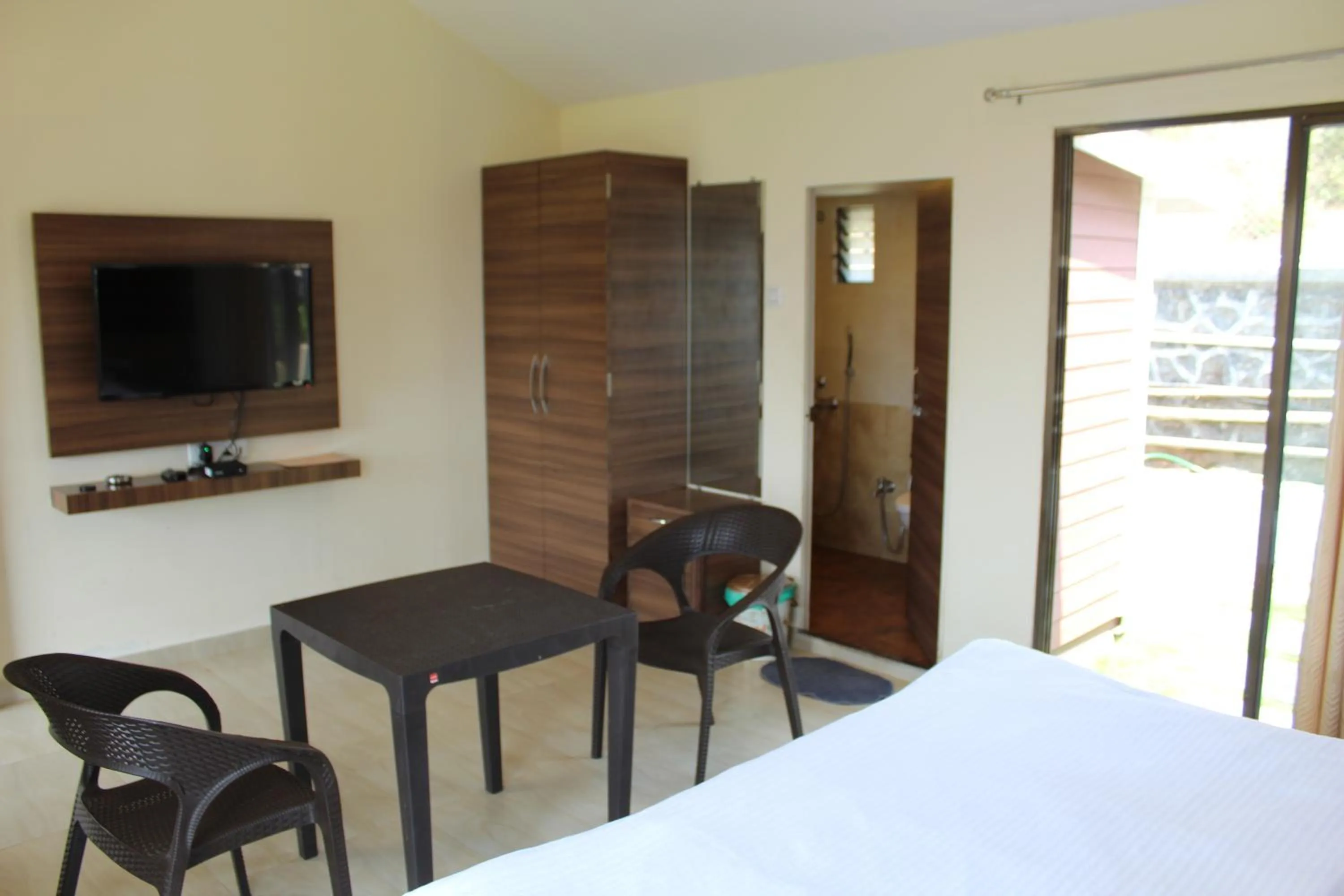 Bed in Green Velvet Resort-Near Pawna Lake