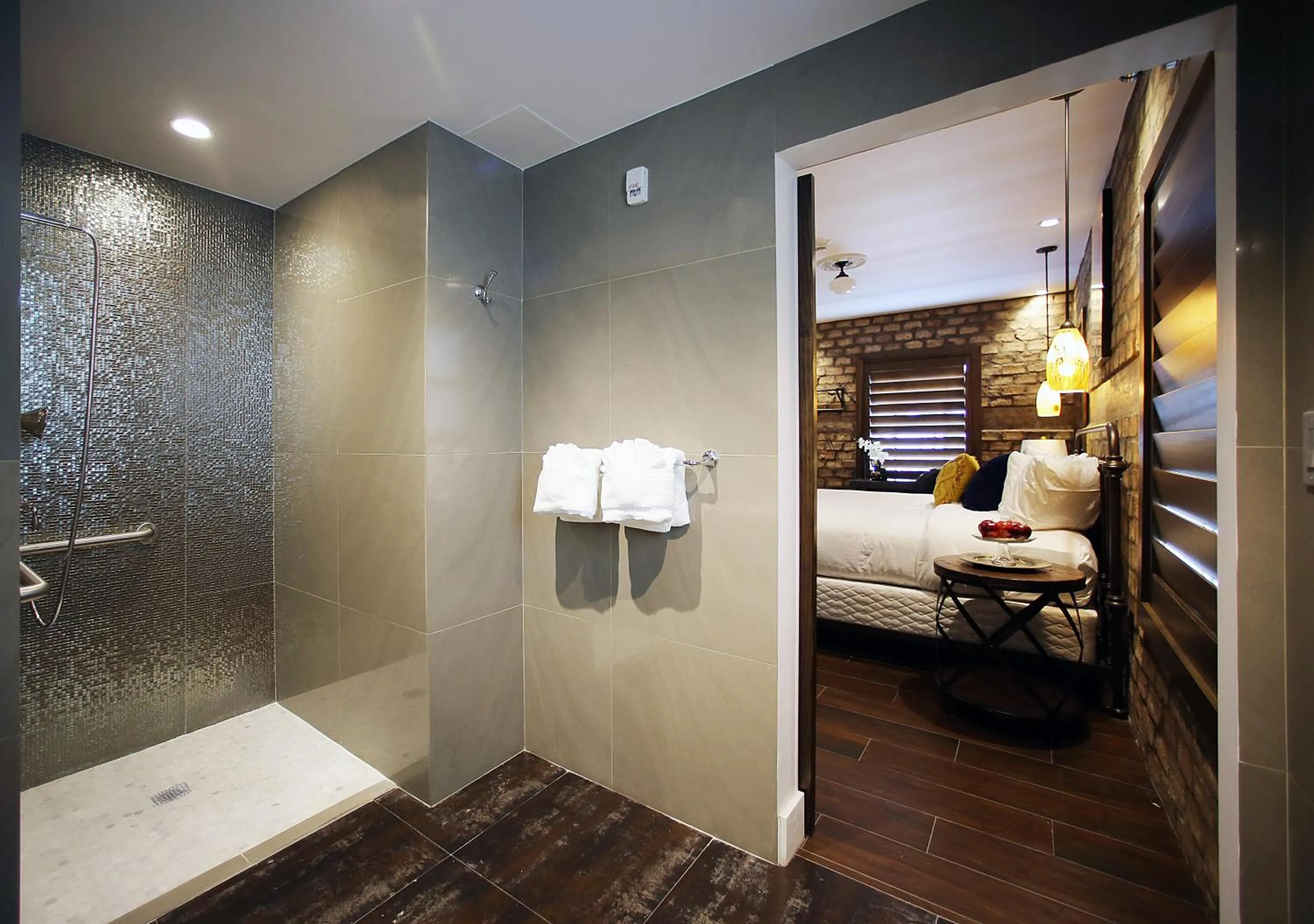 Shower, Bed in Cavalier South Beach Hotel