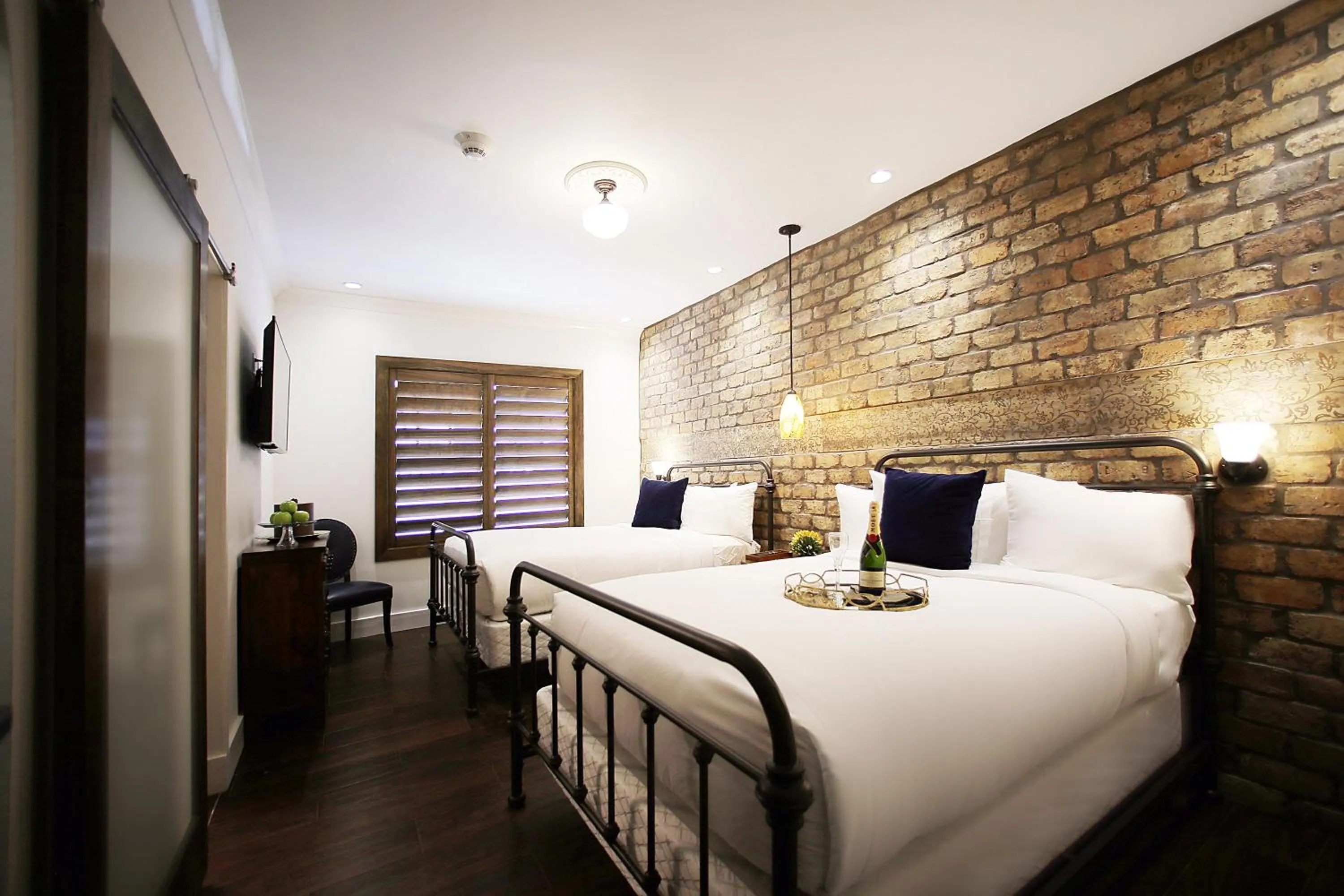 Photo of the whole room, Bed in Cavalier South Beach Hotel