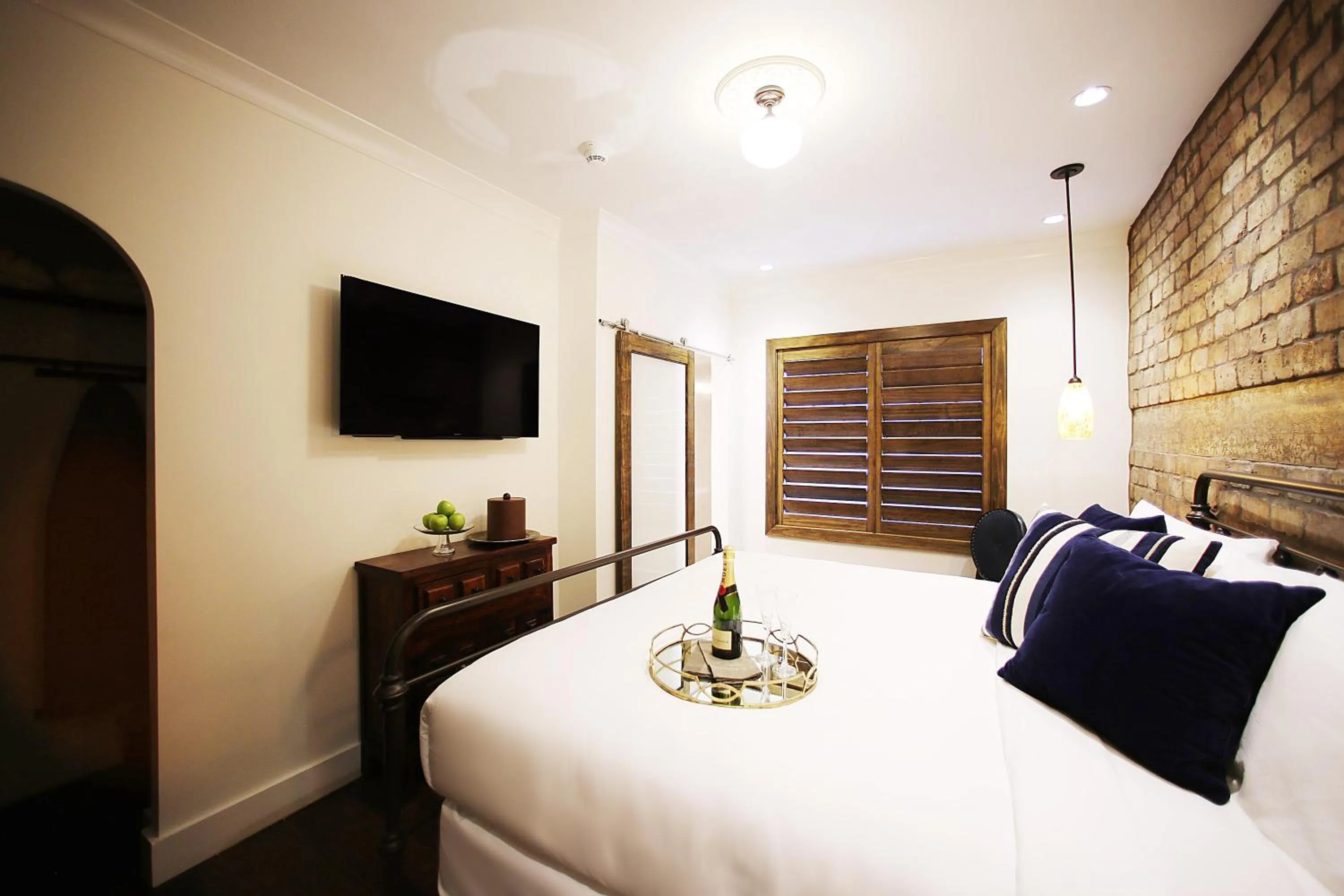 Photo of the whole room, Bed in Cavalier South Beach Hotel