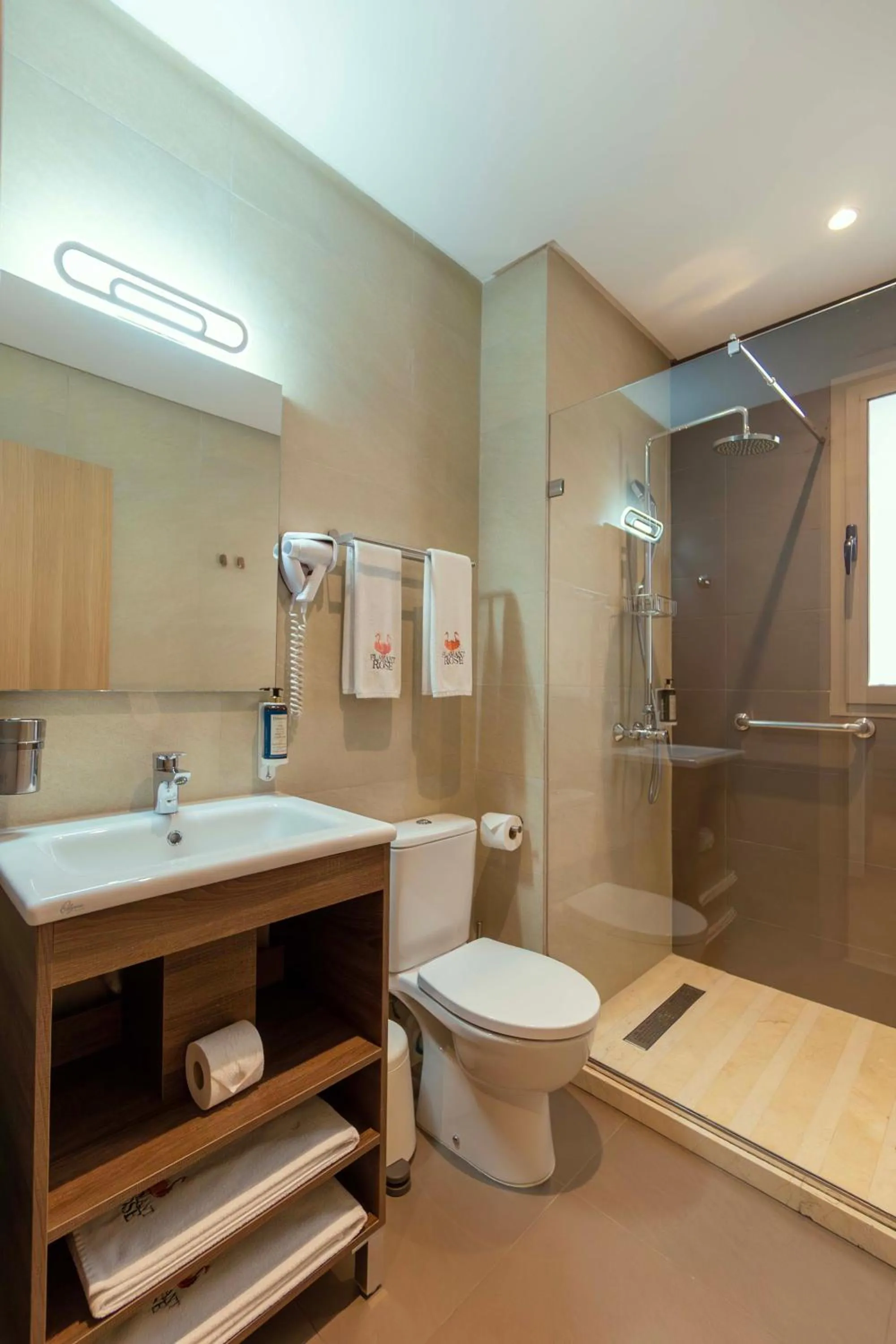 Toilet in Flamant Rose Appart Hotel