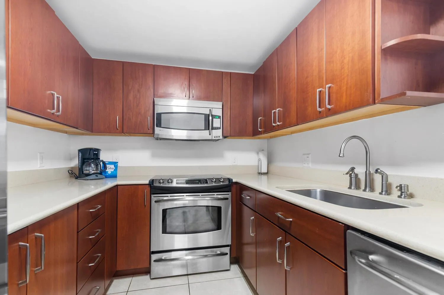 Kitchen or kitchenette in Fortune House Hotel Suites