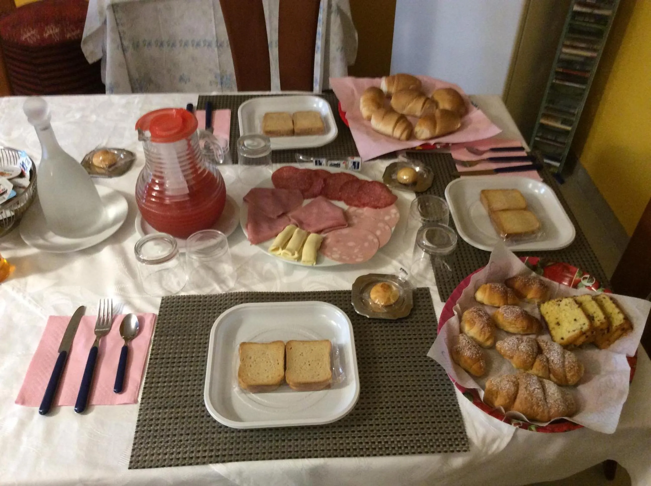 Italian breakfast in Orlando Vacanze Camere