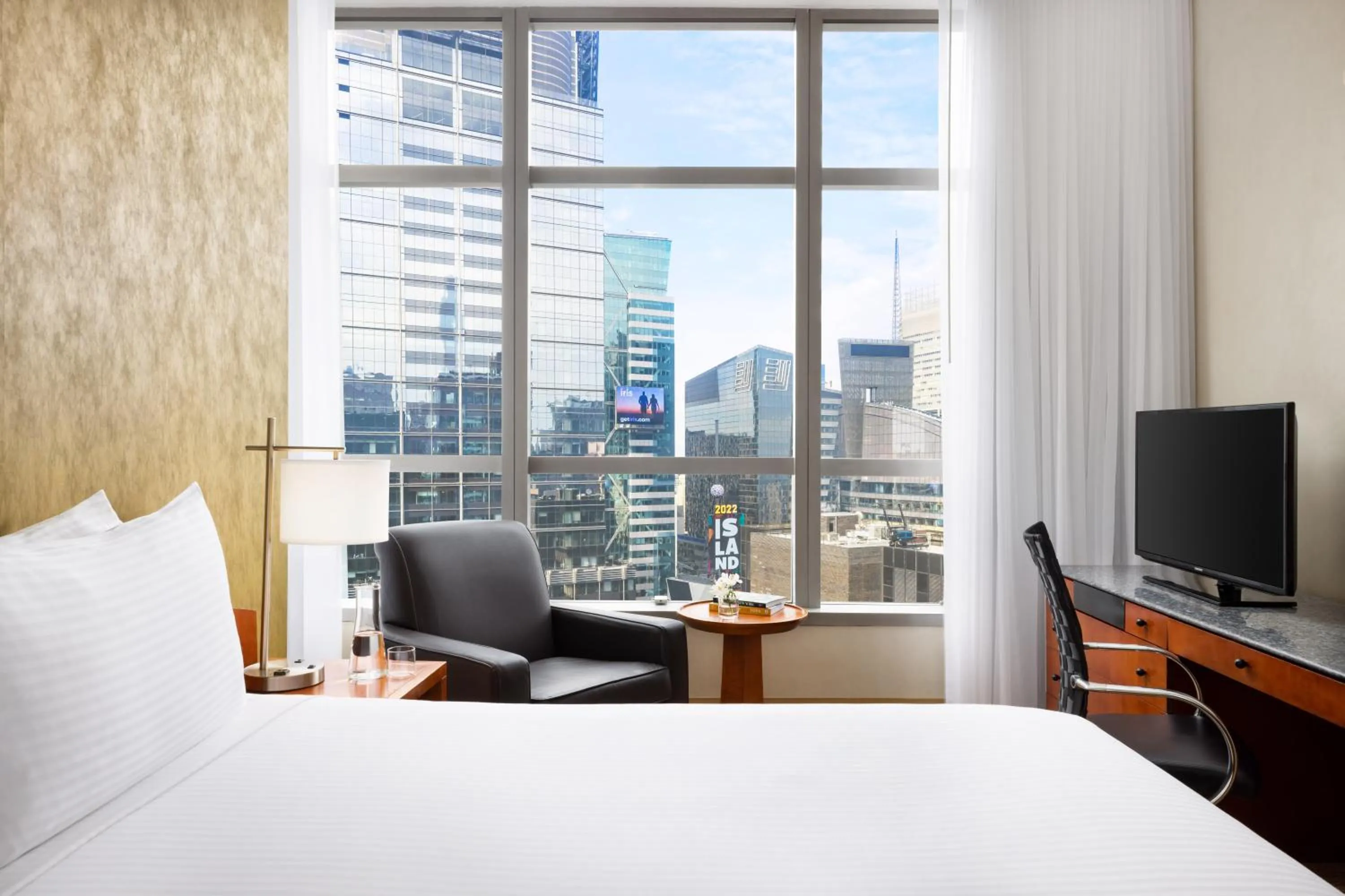 City view, Bed in Millennium Hotel Broadway Times Square